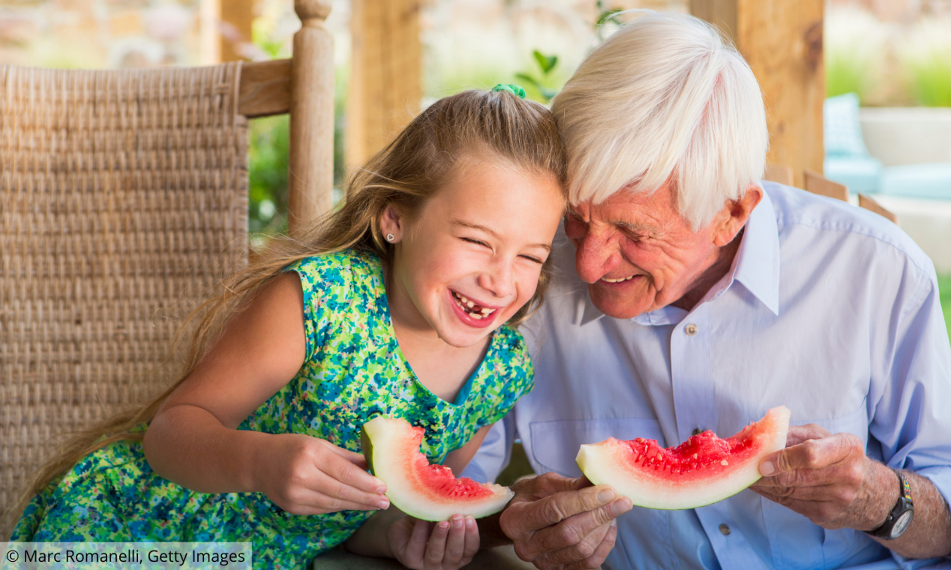 Großvater und Enkelin essen Melone