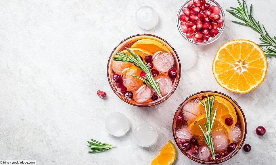 Alkoholfreie Cocktails mit Orangen und Granatapfel