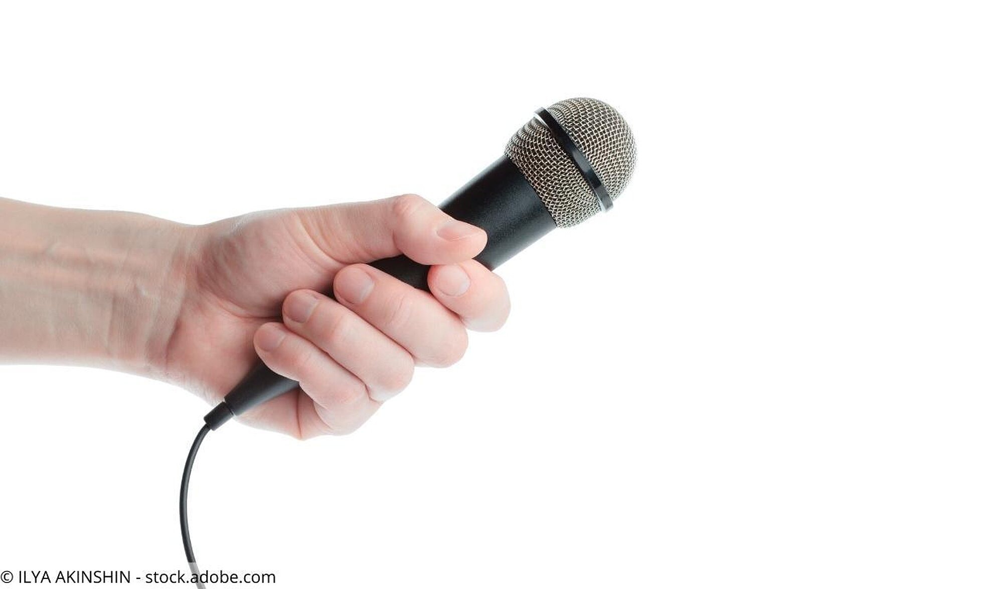 Linke Hand hält Mikrofon