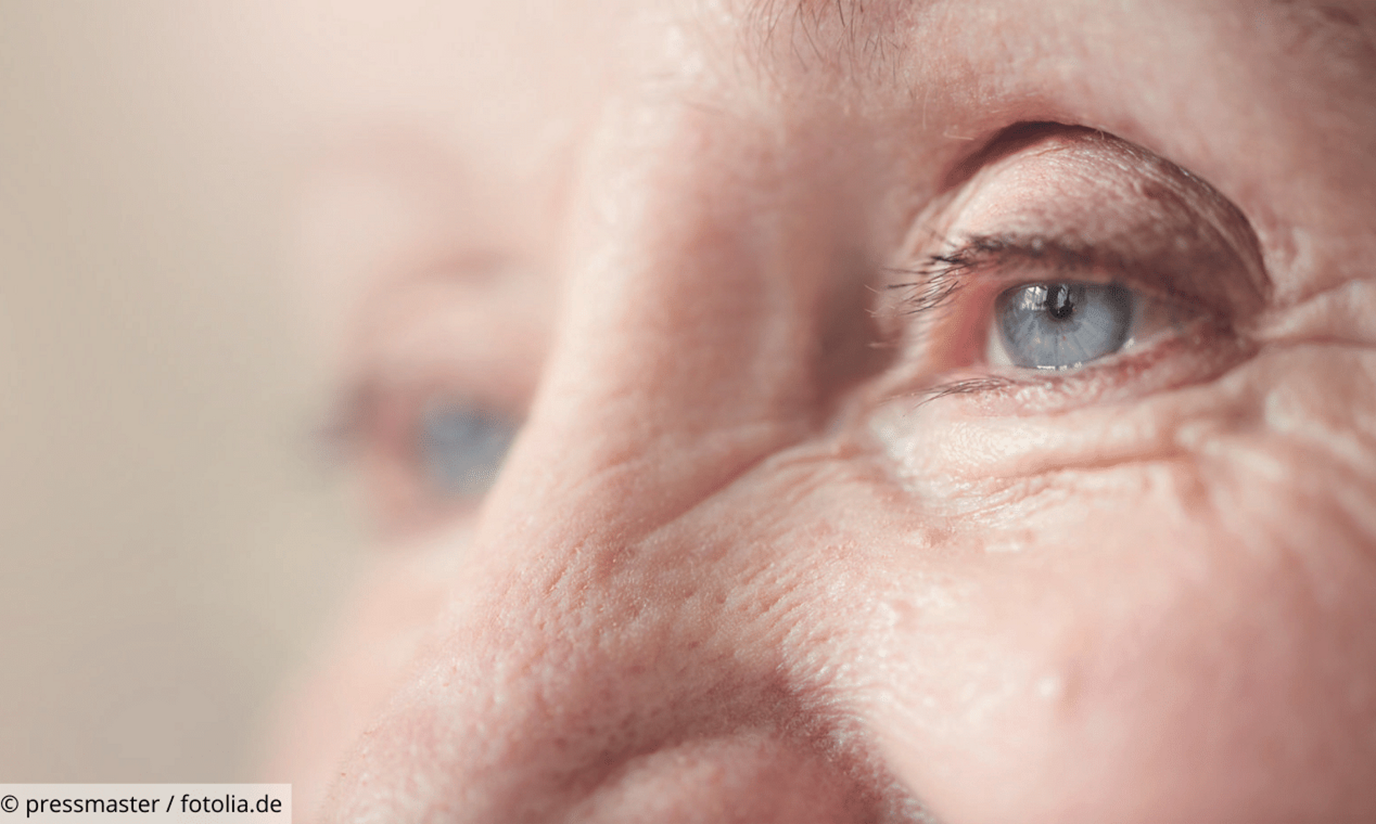 Nahaufnahme vom Gesicht einer älteren Frau mit Fokus auf das linke Auge
