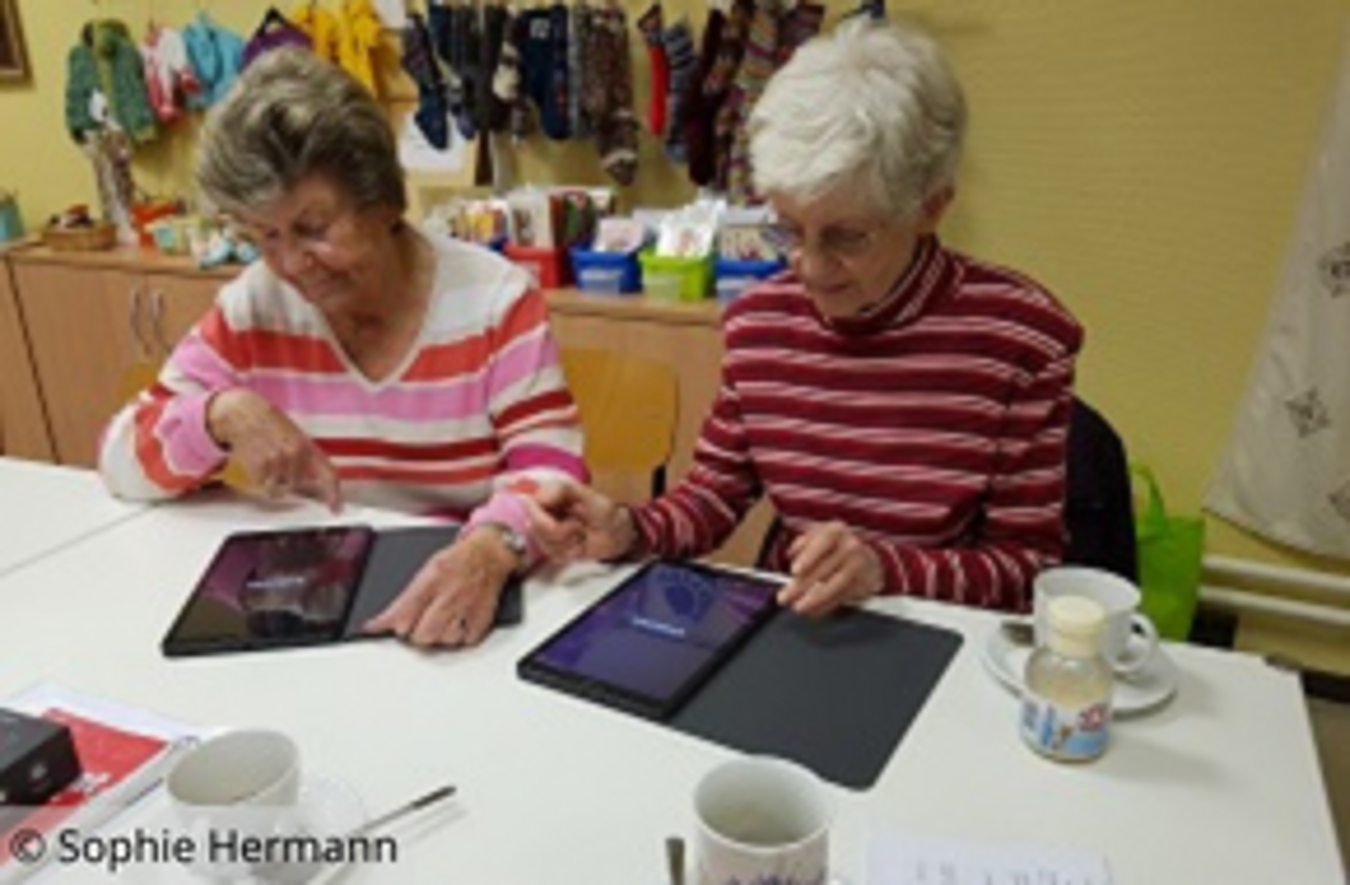 Zwei Seniorinnen mit Tablets