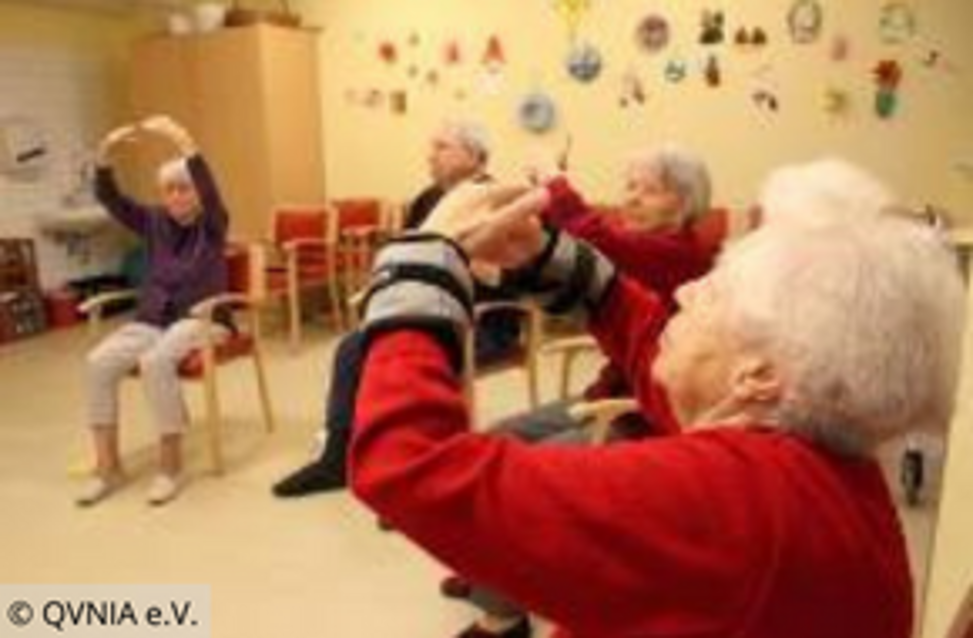 Seniorinnen und Senioren sitzen zusammen bei einer gemeinsamen Aktivität 