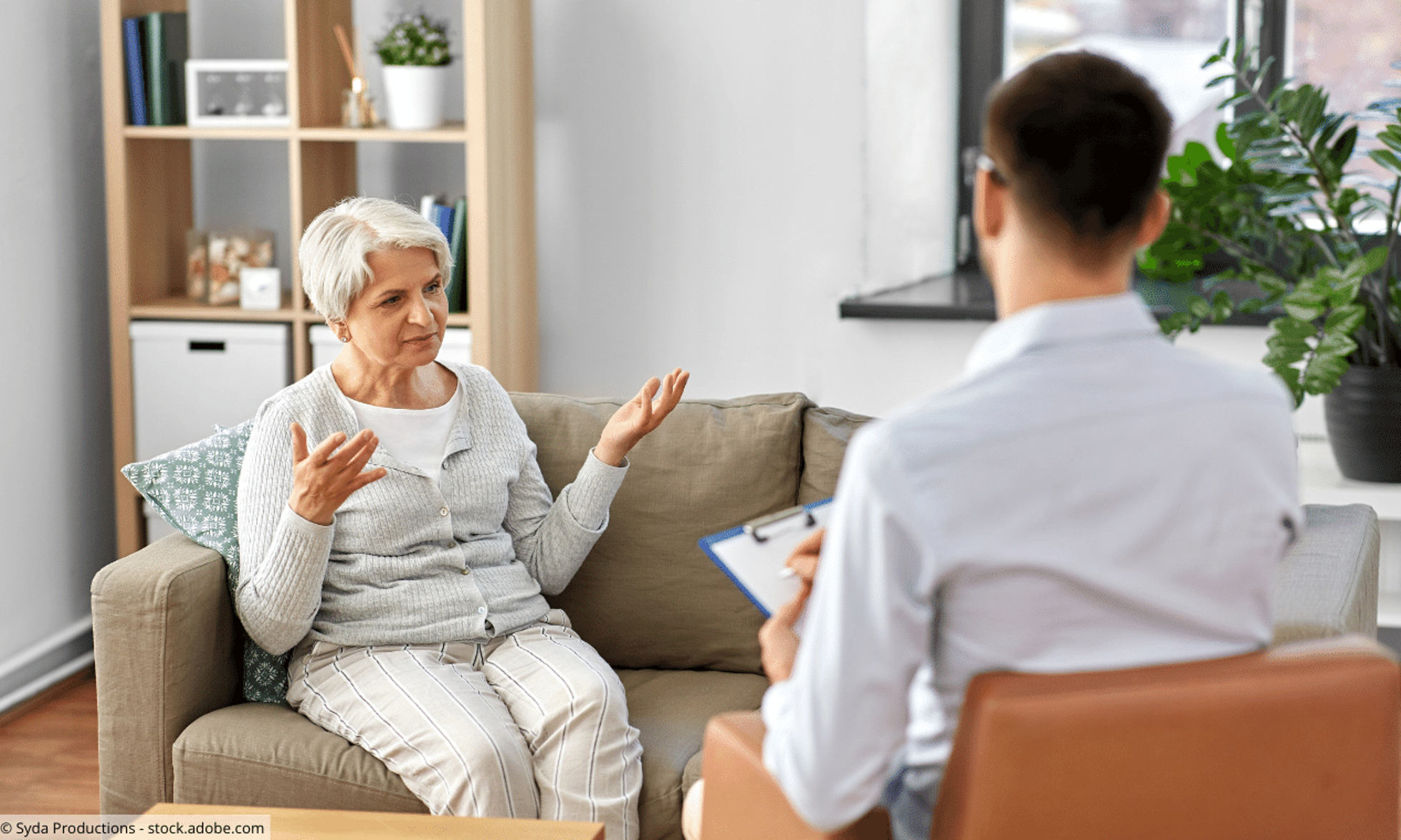 Ältere Frau sitzt einen Therapeuten gegenüber