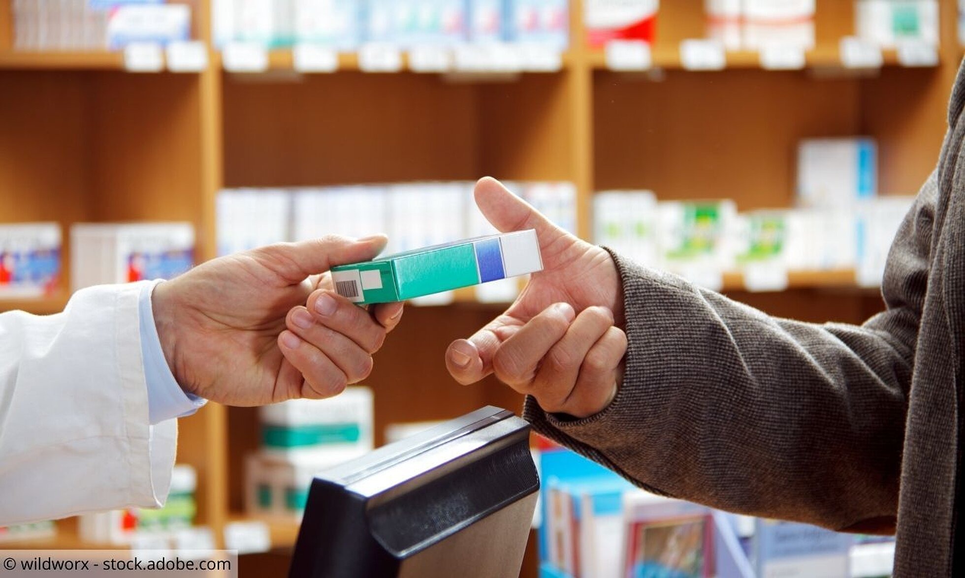 Nahaufnahme Apothekerin gibt Packung Tabletten an Kundin