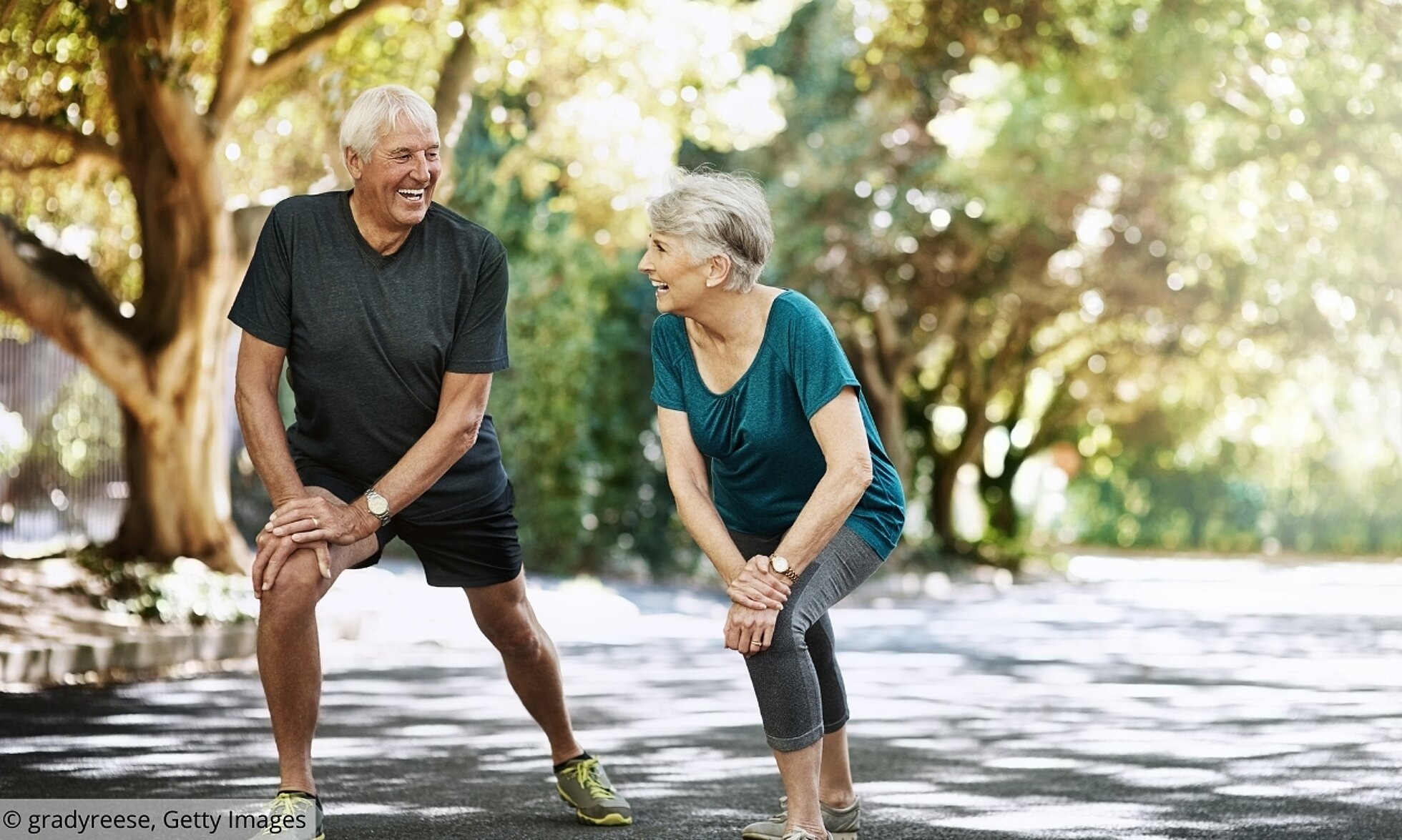 Älterer Mann und Frau machen Sportübungen im Park