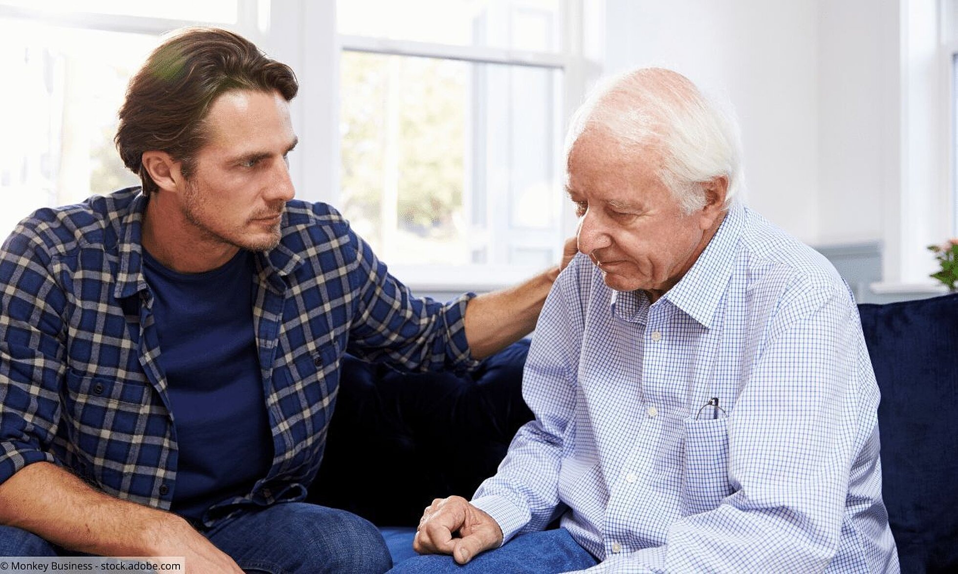 Hinweise für Angehörige von Menschen mit Depressionen Älterer Vater und Sohn; Sohn verständnisvioll