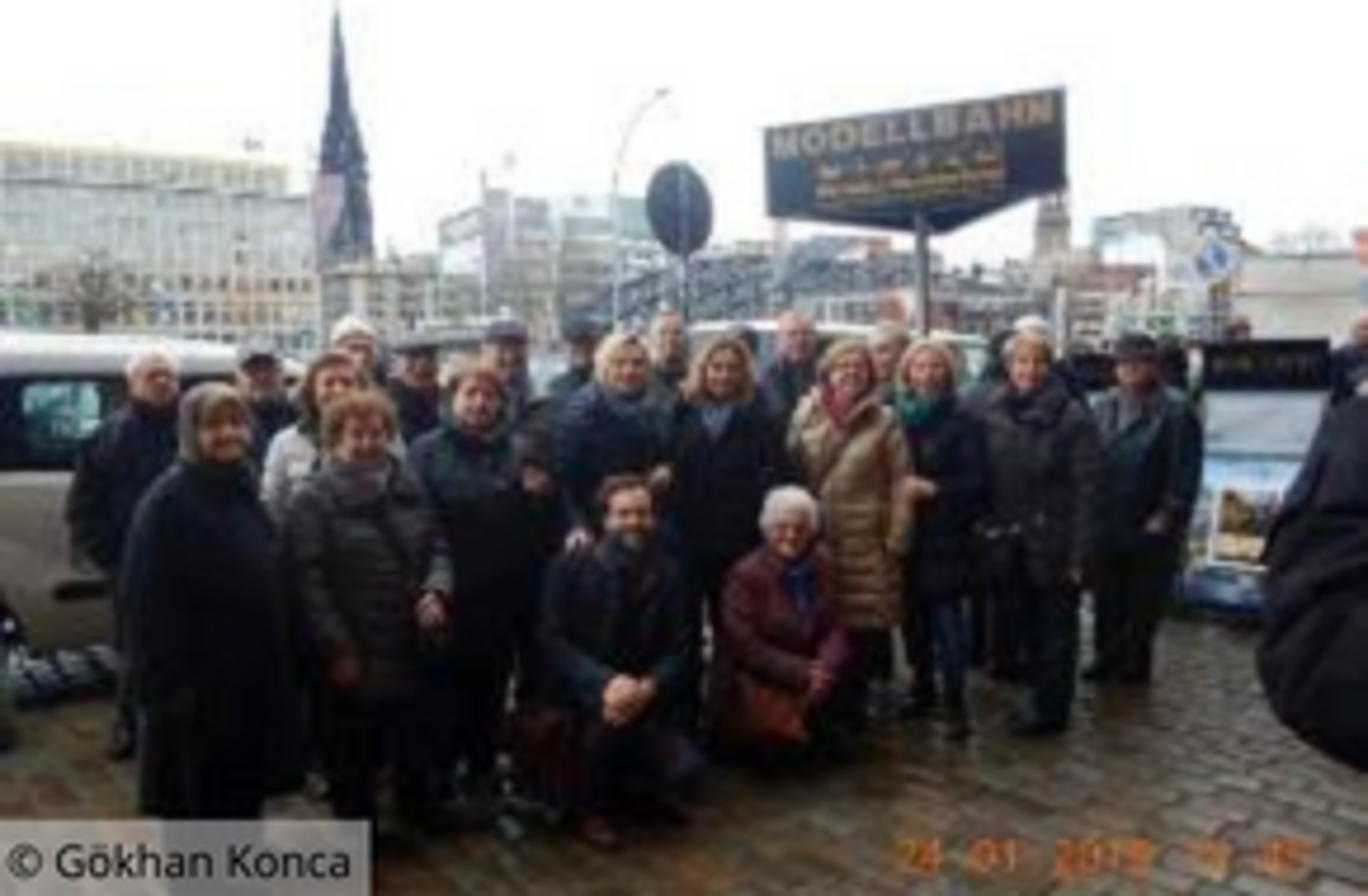 Gruppenfoto mit mehr als 20 Erwachsenen