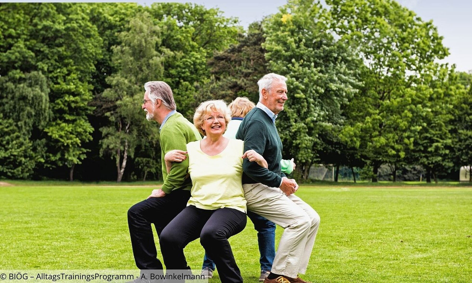 Seniorinnen und Senioren untergahkt gehen gemeinsam in die Hocke