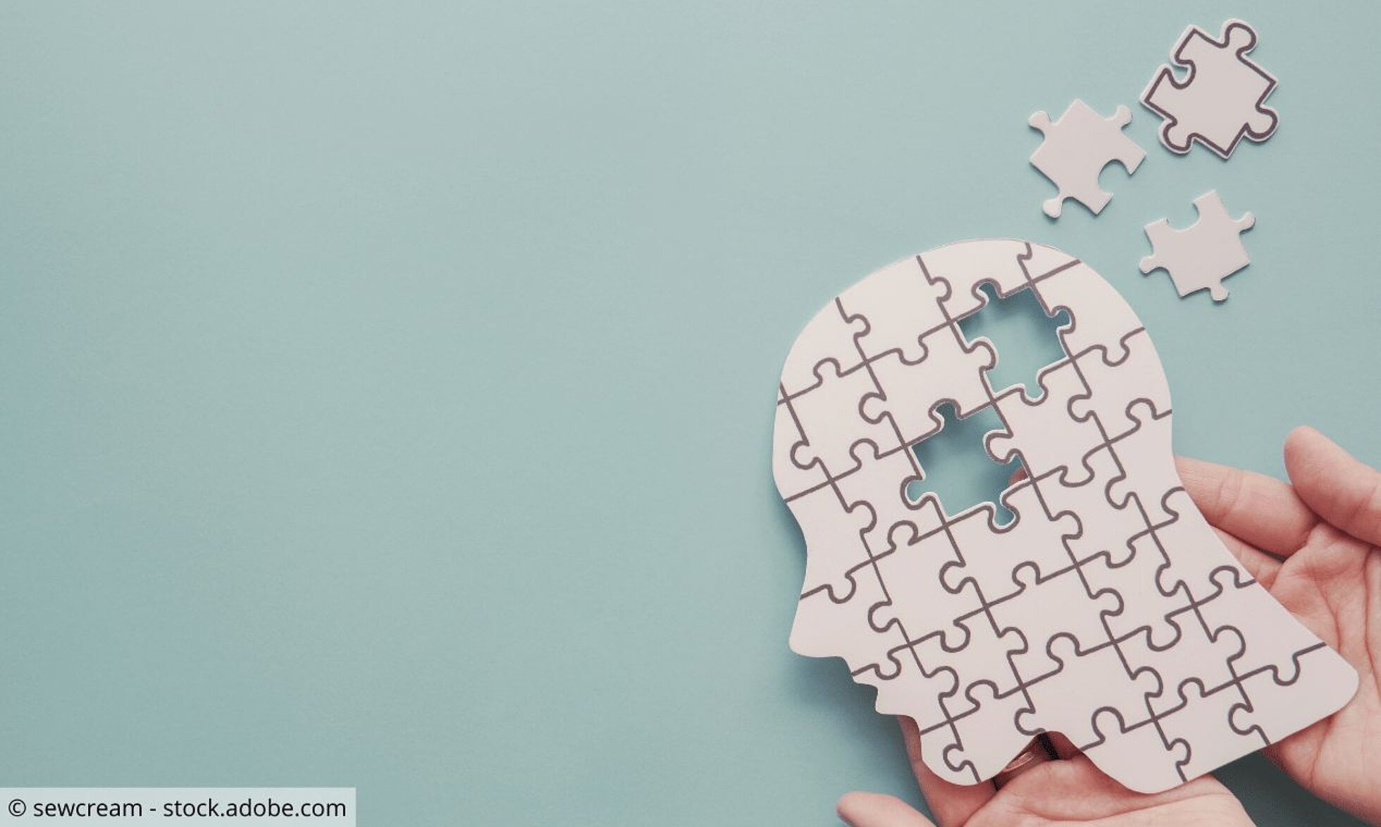 Tipps für betroffene Menschen mit Demenz Hände halten einen Kopf aus Puzzleteilen, zwei Teile fehlen