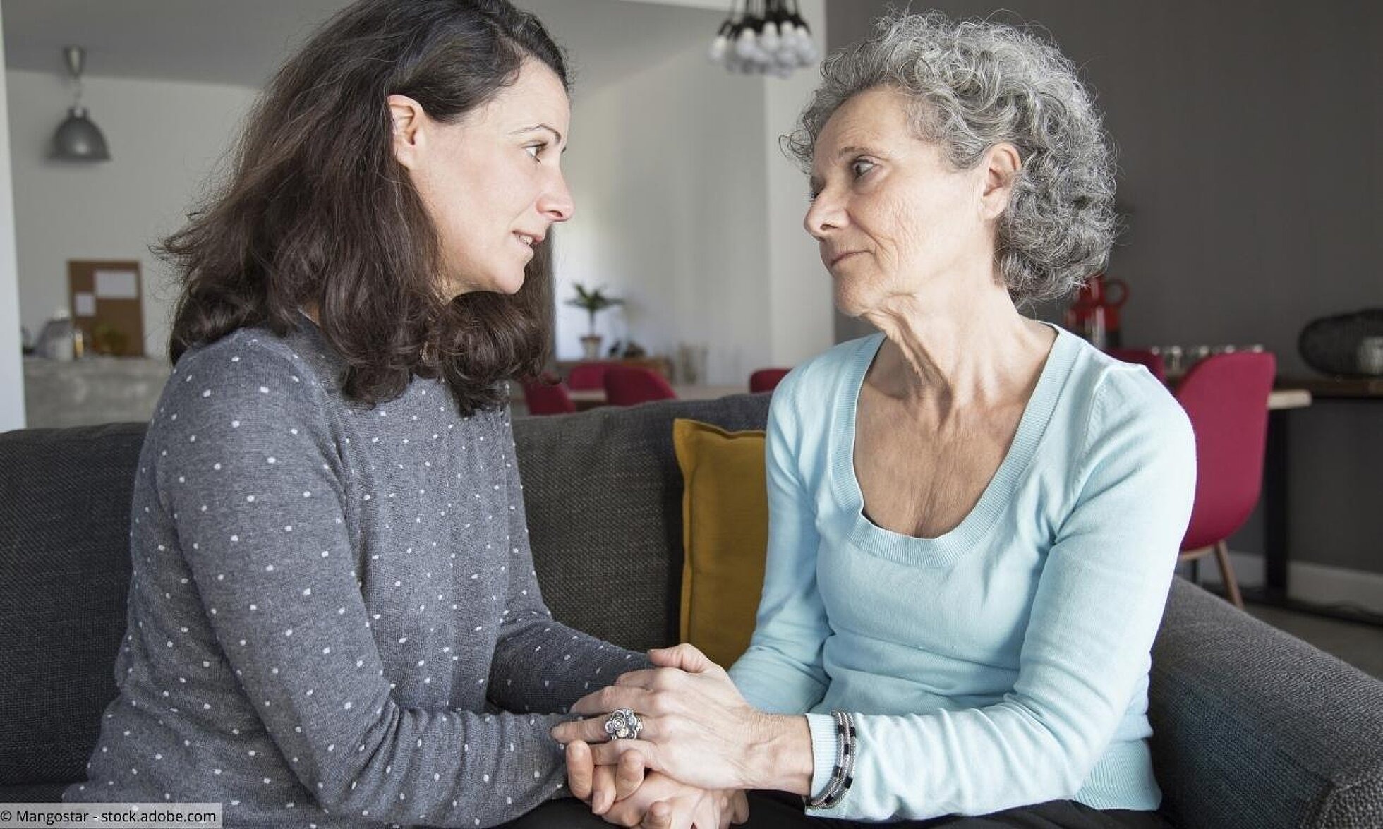 Tochter im Gespräch mit Mutter, beide halten Augenkontakt