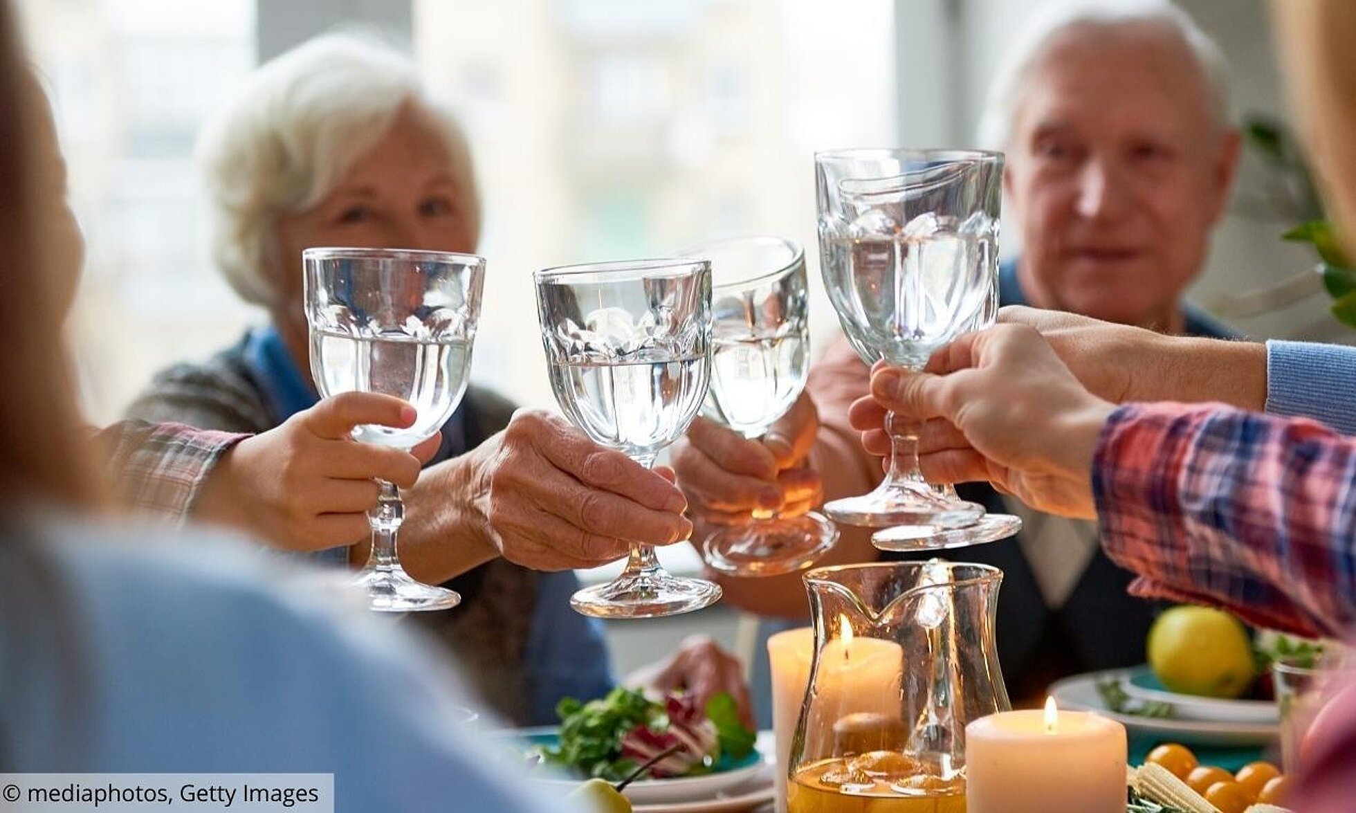 Gruppe älterer Menschen stößt mit Wasser an