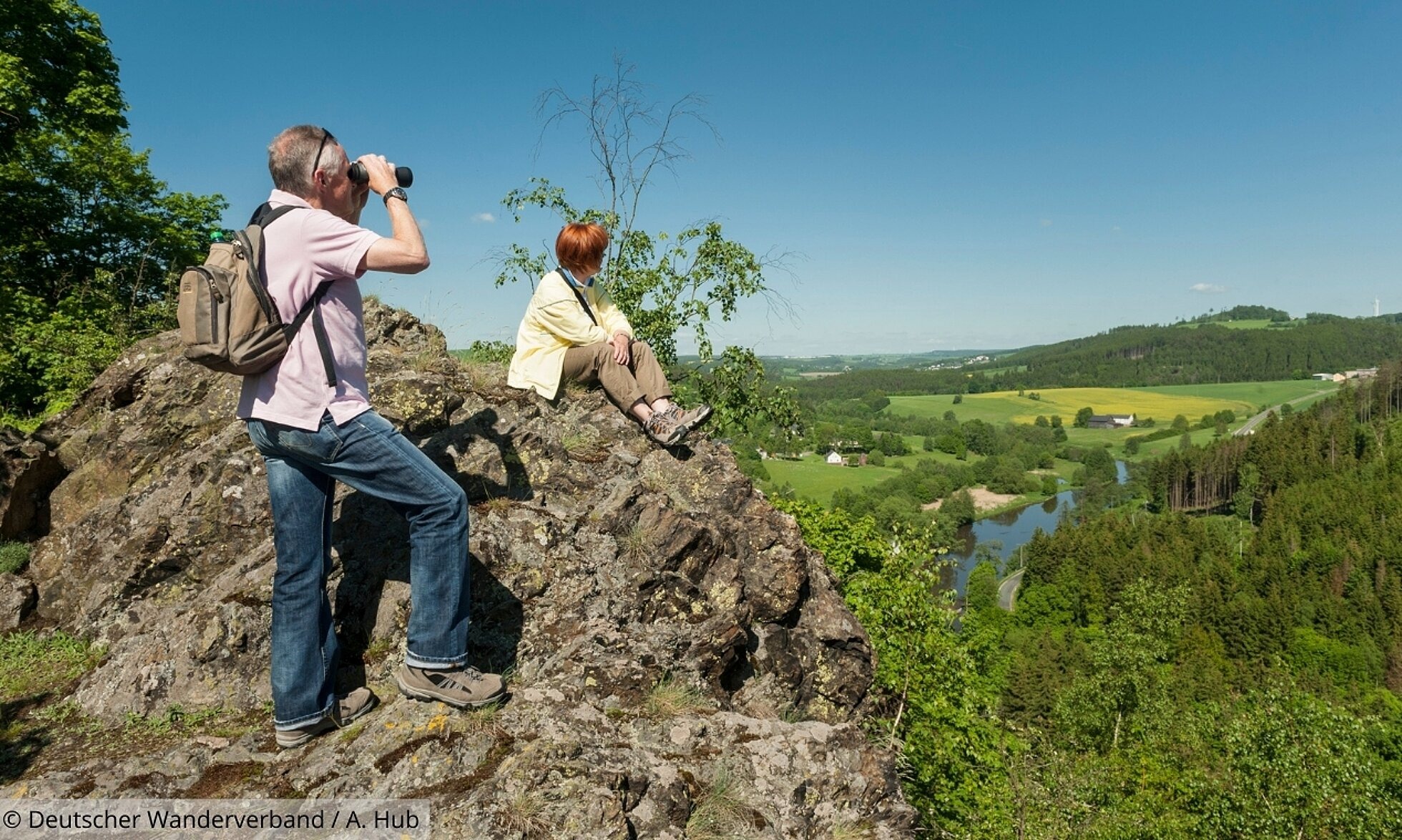 Zwei Wanderer mit Fernglas in der Natur