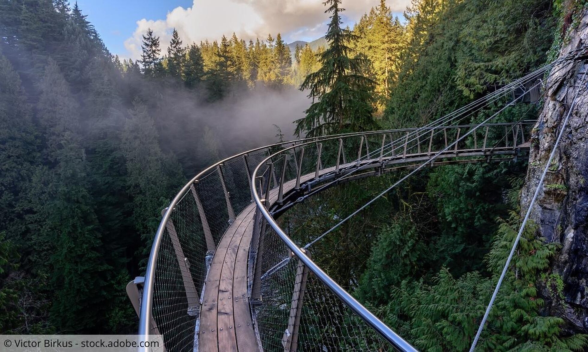 Brücke über Abhang macht eine Kurve