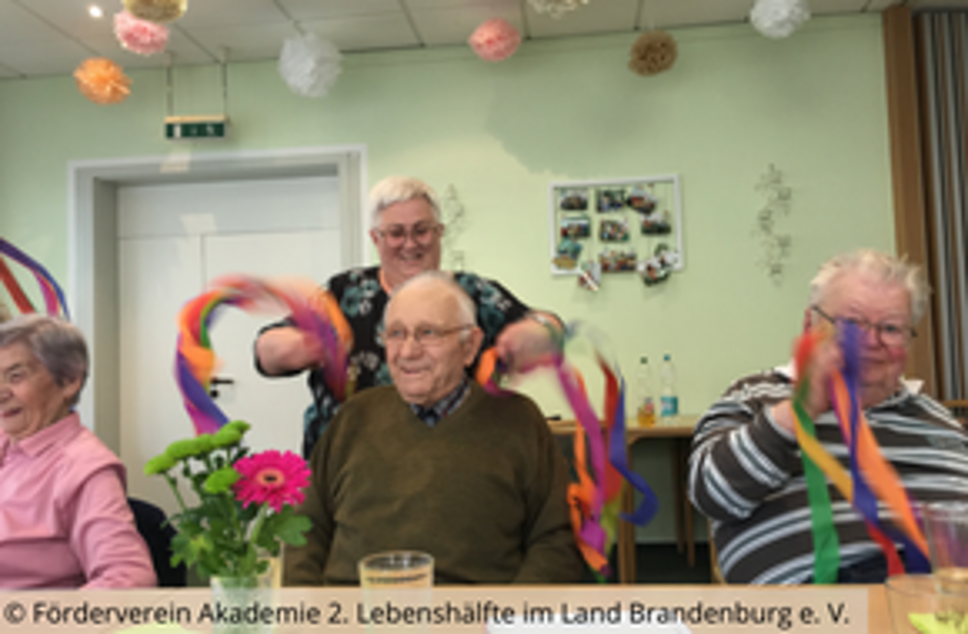 Seniorinnen und Senioren spielen mit Tüchern