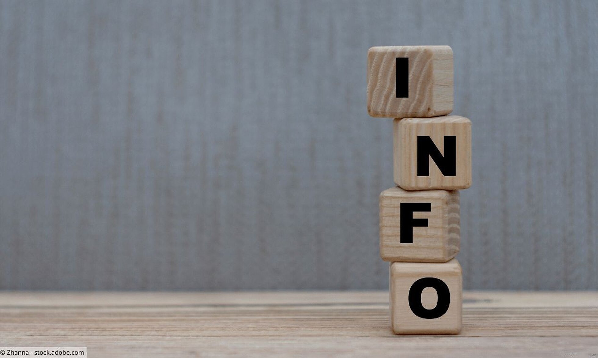 Weiterführende Informationen Aufeinandergestapelte Holzwürfel mit Buchstaben bilden das Wort Info