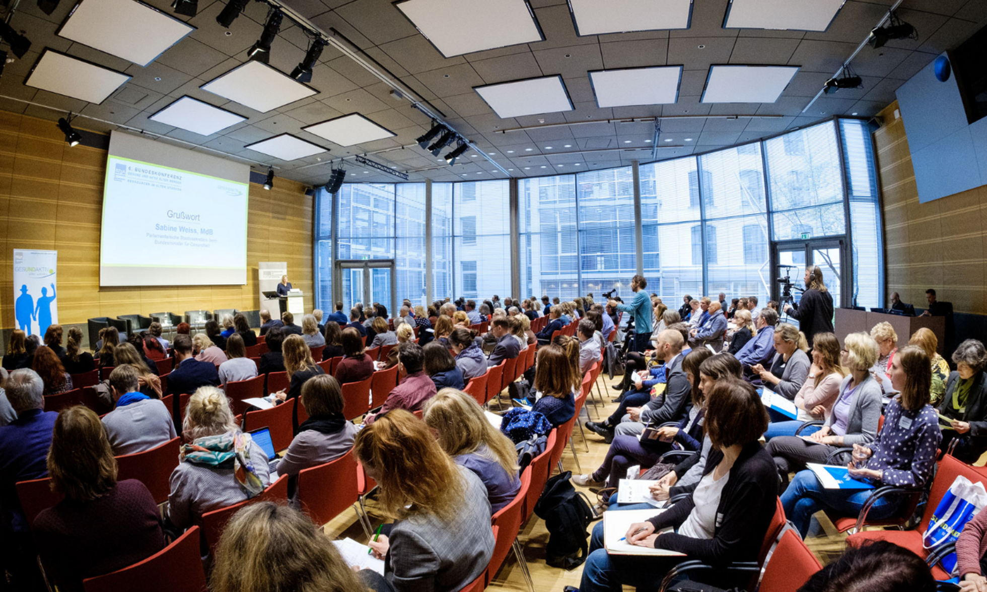 Teilnehmerinnen und Teilnehmer bei einer BZgA-Konferenz Gesund und aktiv älter werden