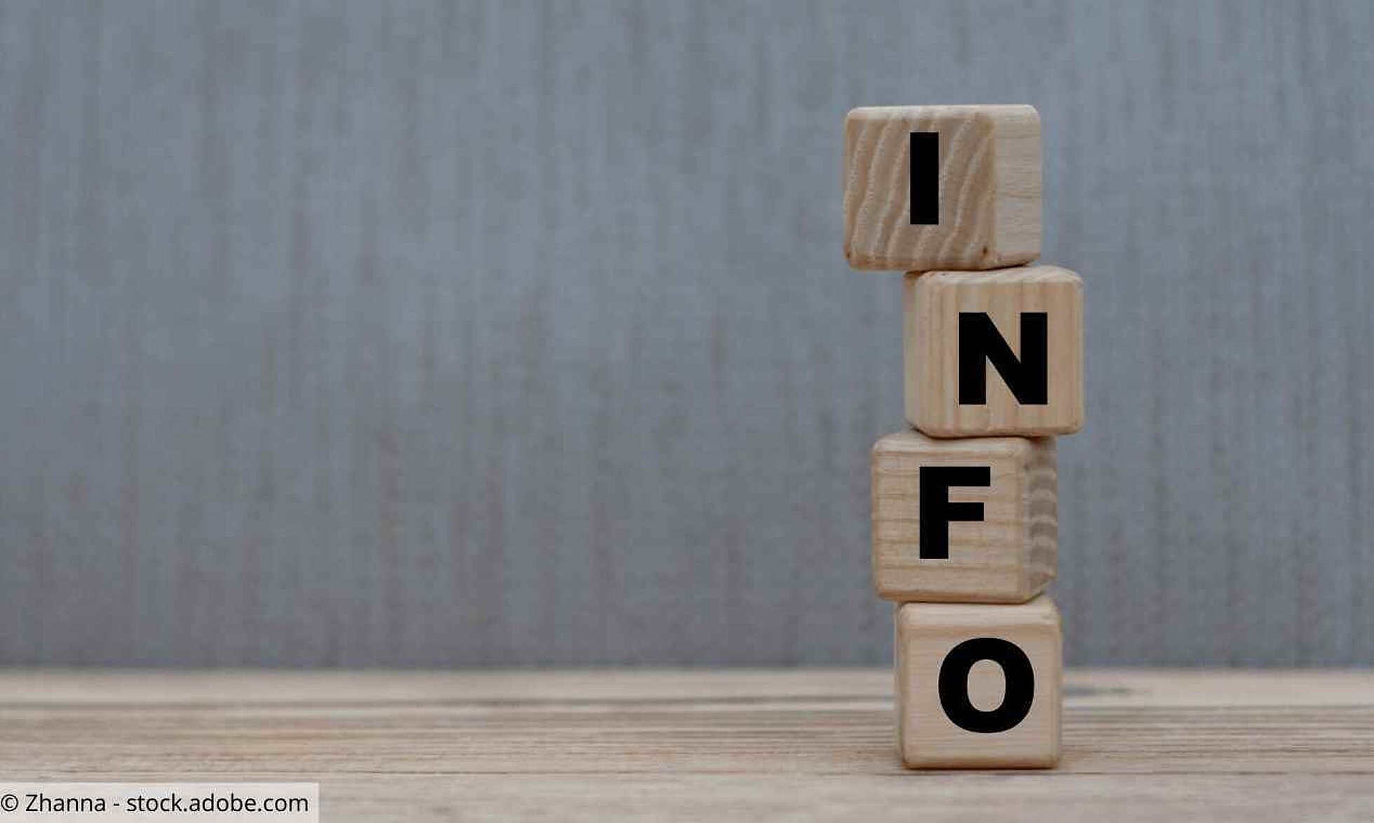 Weiterführende Informationen Übereinander gestapelte Holzwürfel mit Buchstaben bilden das Wort Info