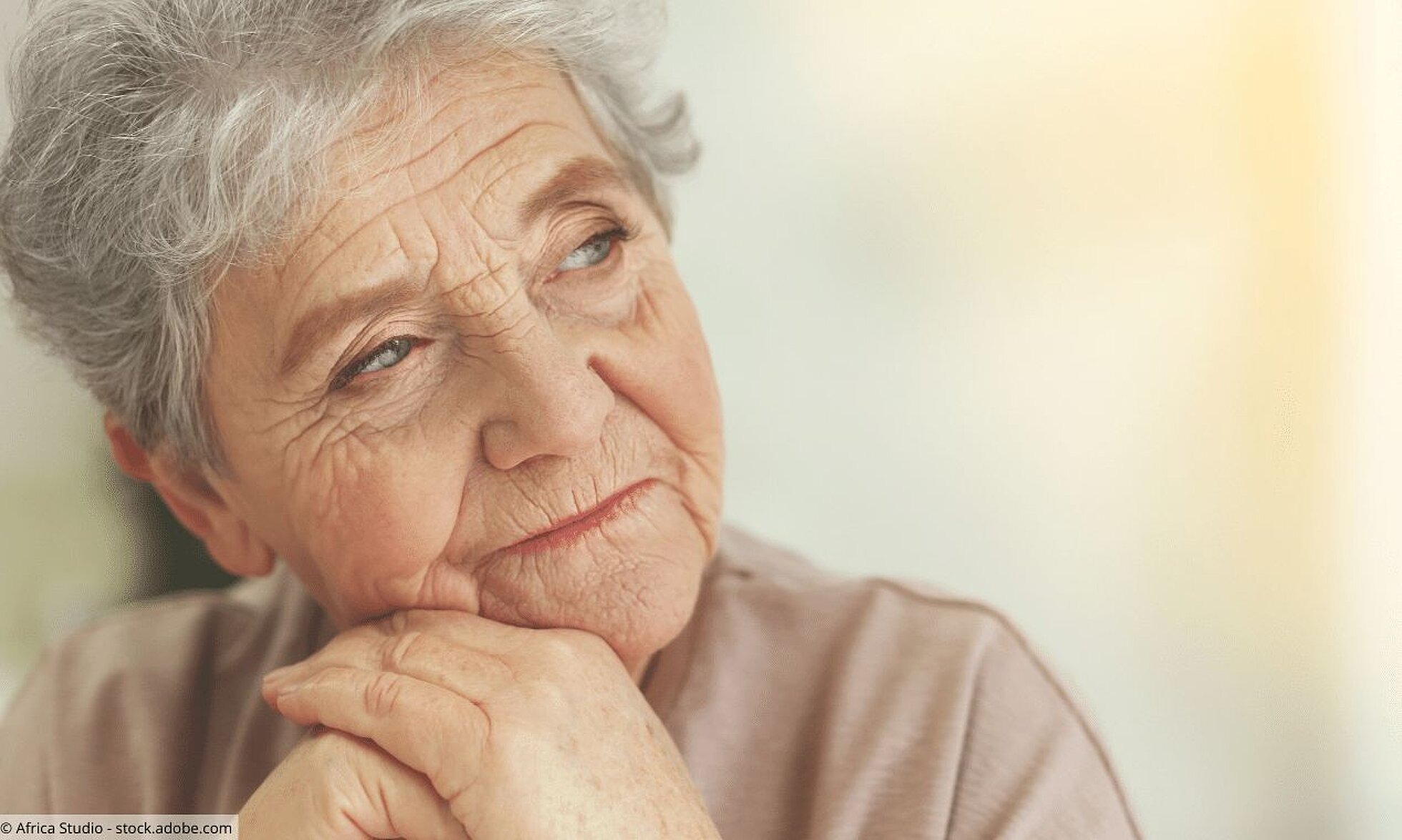 Onlineprogramm iFight Depression Ältere Frau schaut traurig