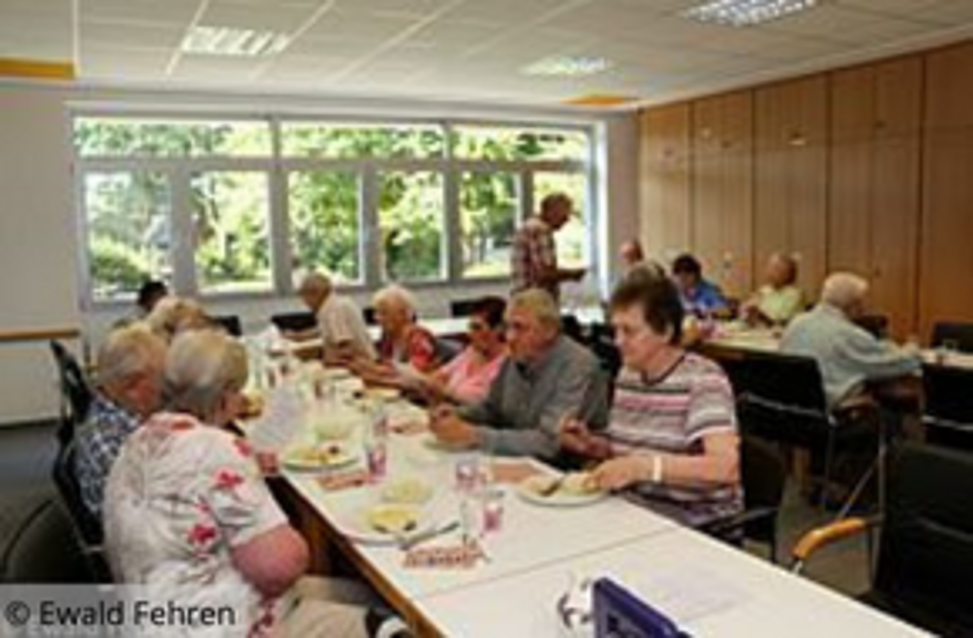 Seniorinnen und Senioren beim gemeinsamen Mittagessen