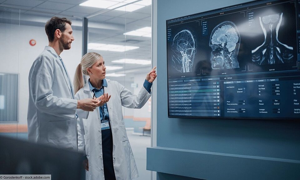 Demenzforschung Eine Ärztin und ein Arzt begutachten Gehirnscan