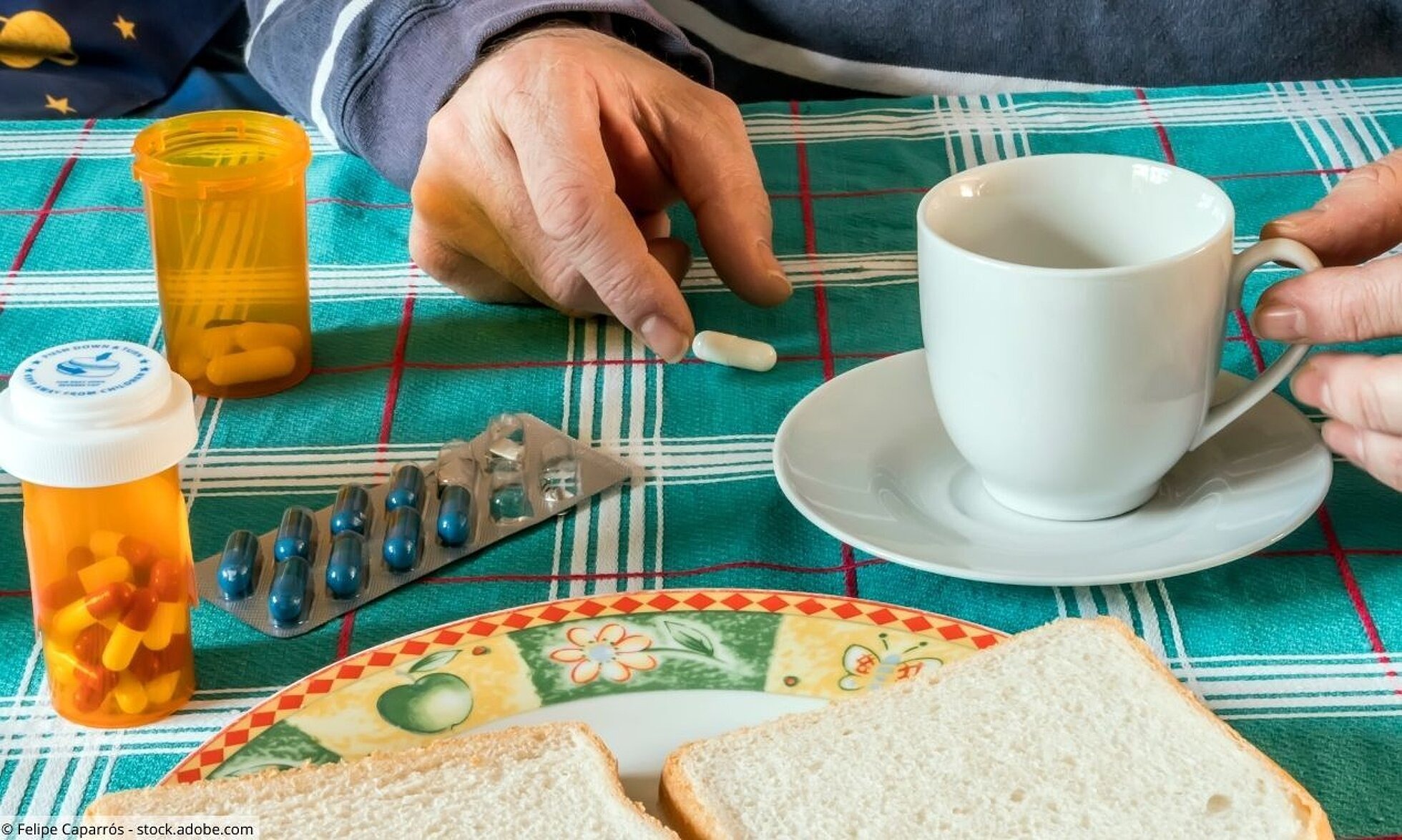Tisch mit Tabletten, Toast, Tasse Kaffee