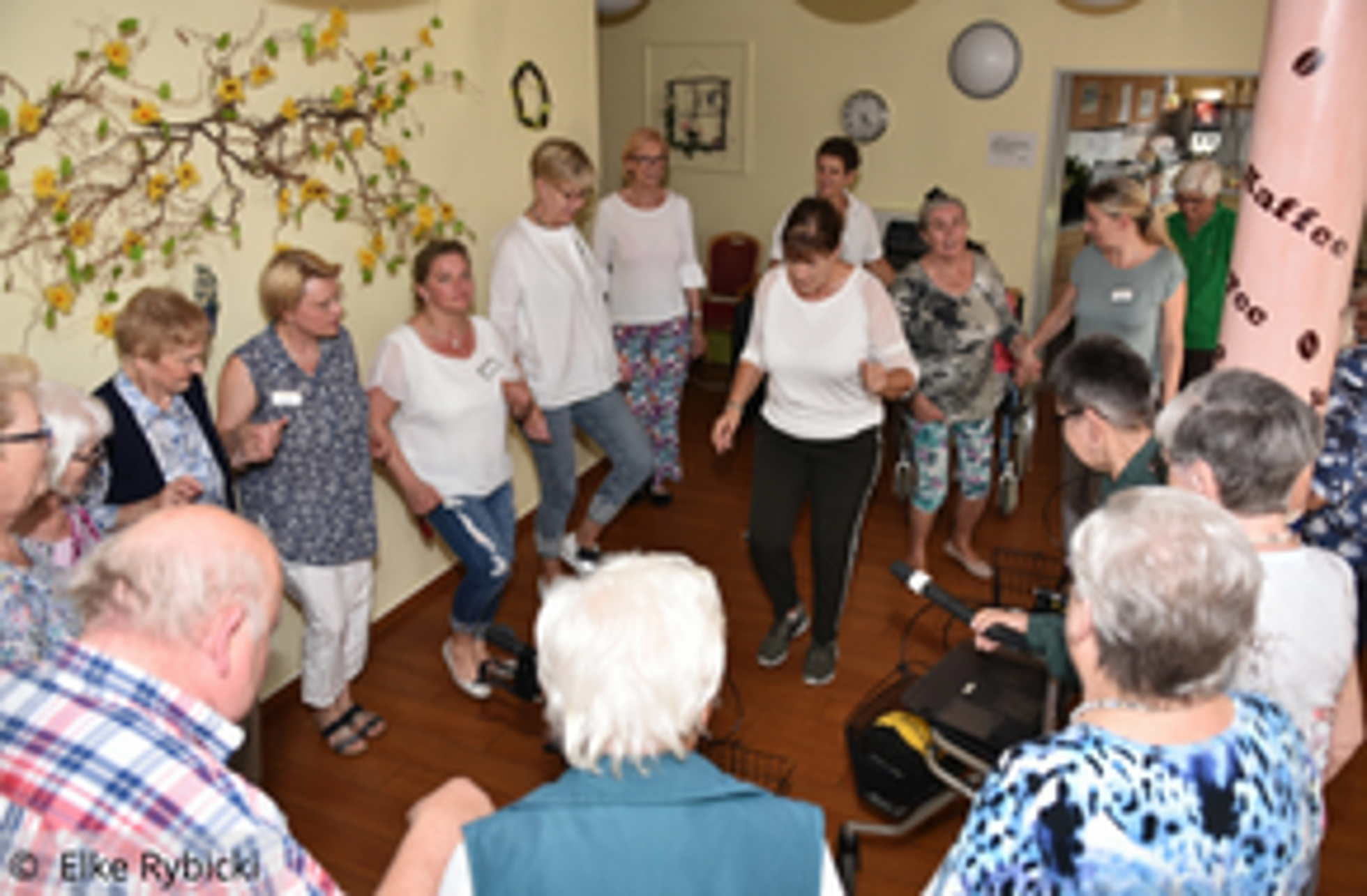 Gruppe von Menschen beim Tanzen