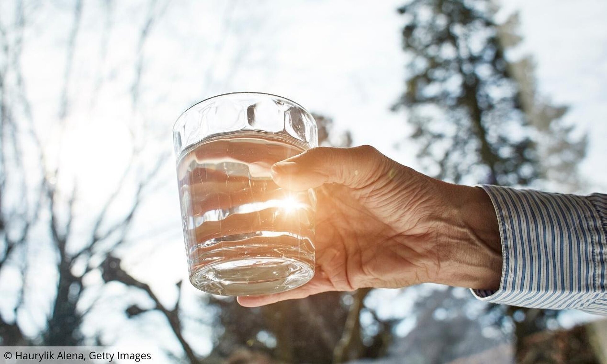 Senior hält Glas mit Wasser