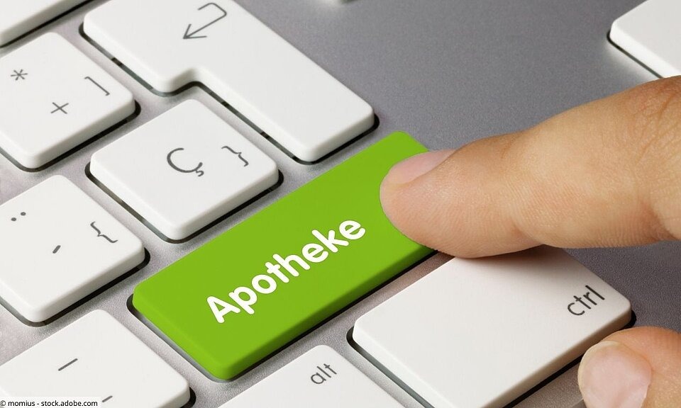 Finger tippt auf Laptoptaste mit dem Wort Apotheke