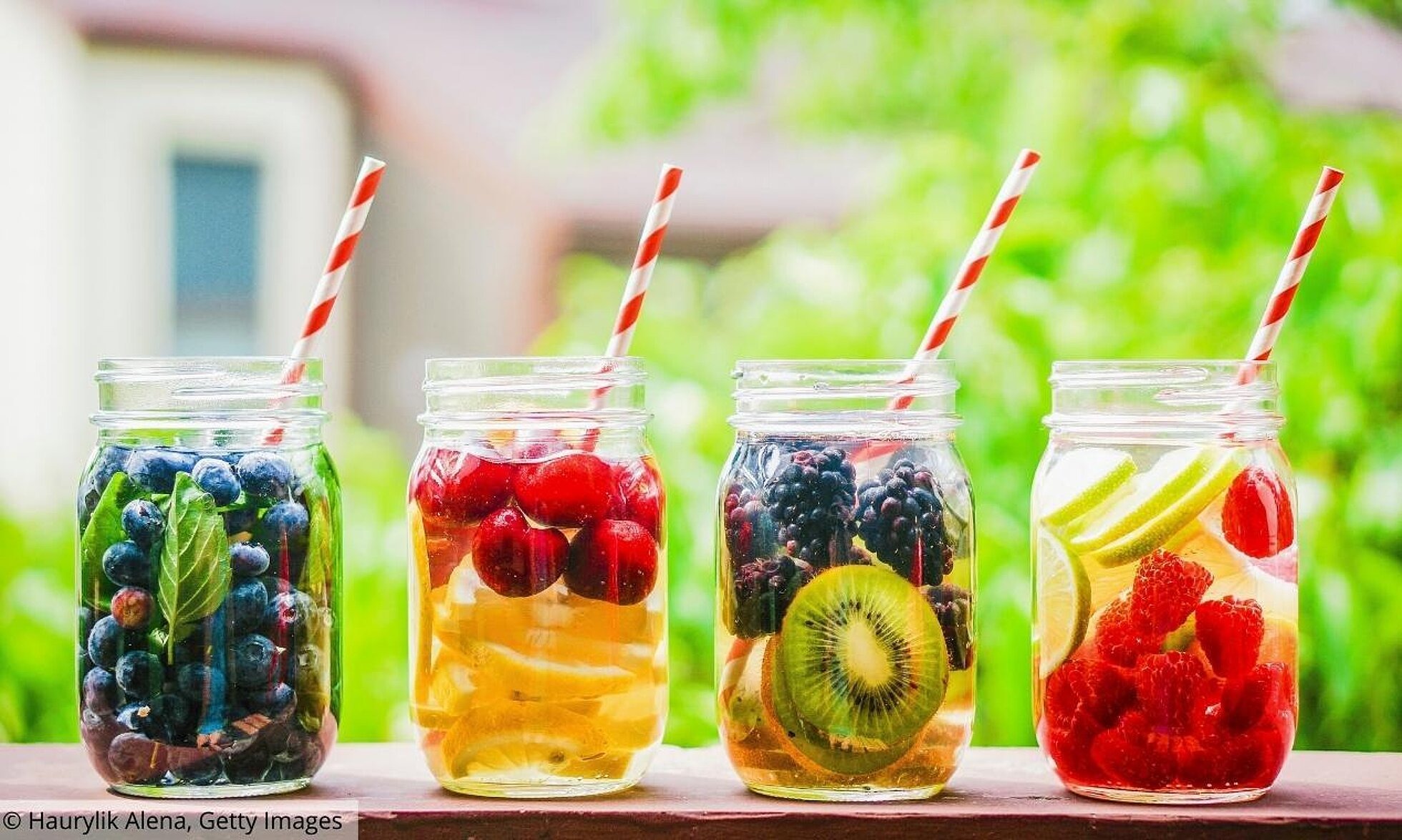 4 Gläser mit Früchten aufgfüllt mit Wasser