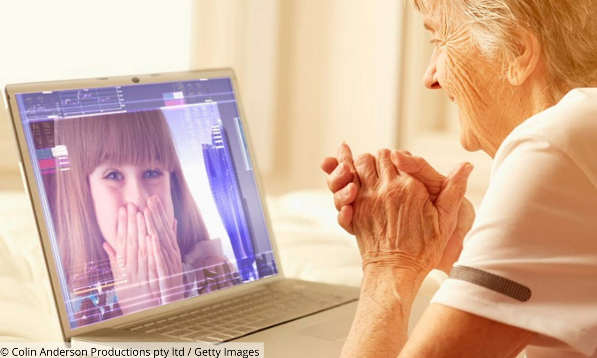 Seniorin führt am Laptop ein Videochat mit ihrer Enkelin.