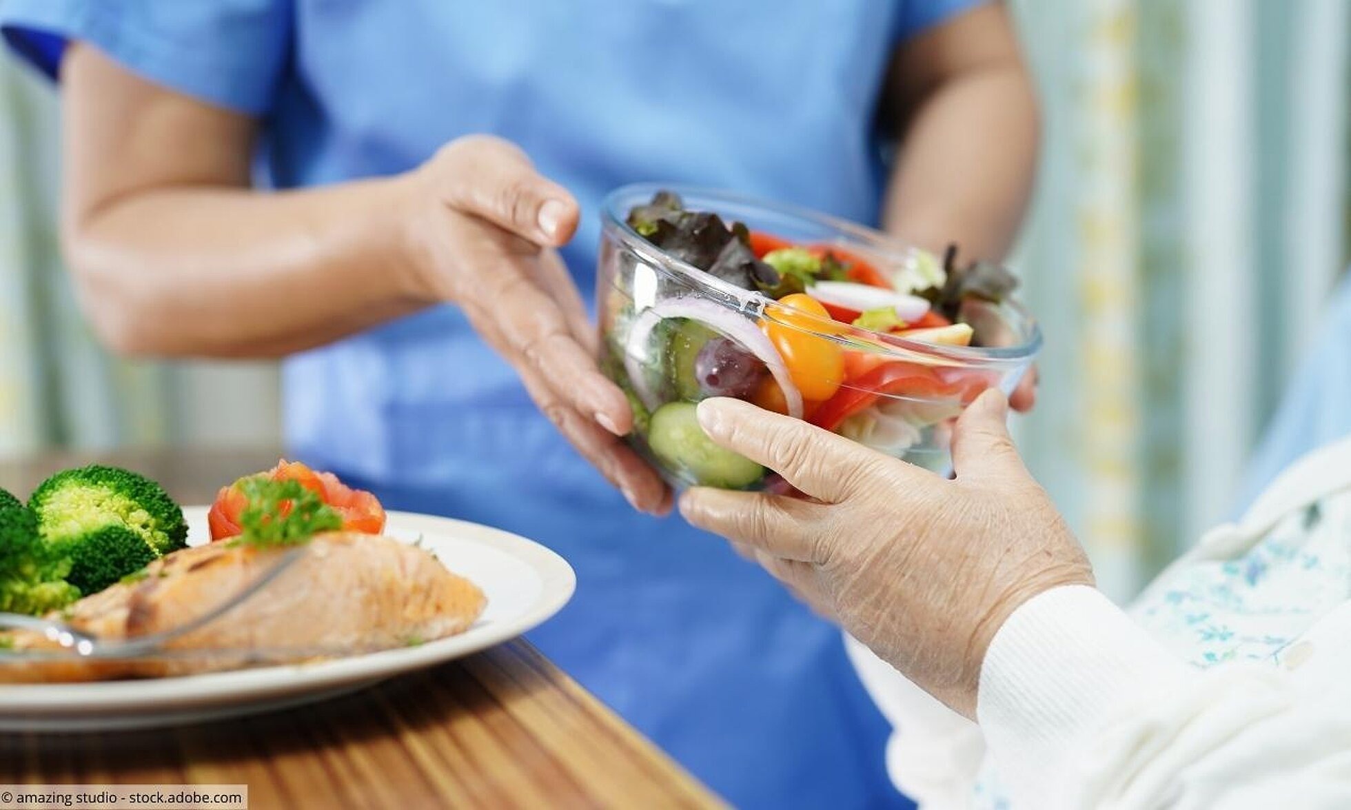 Krankenschwester gibt Patientin gesundes Essen