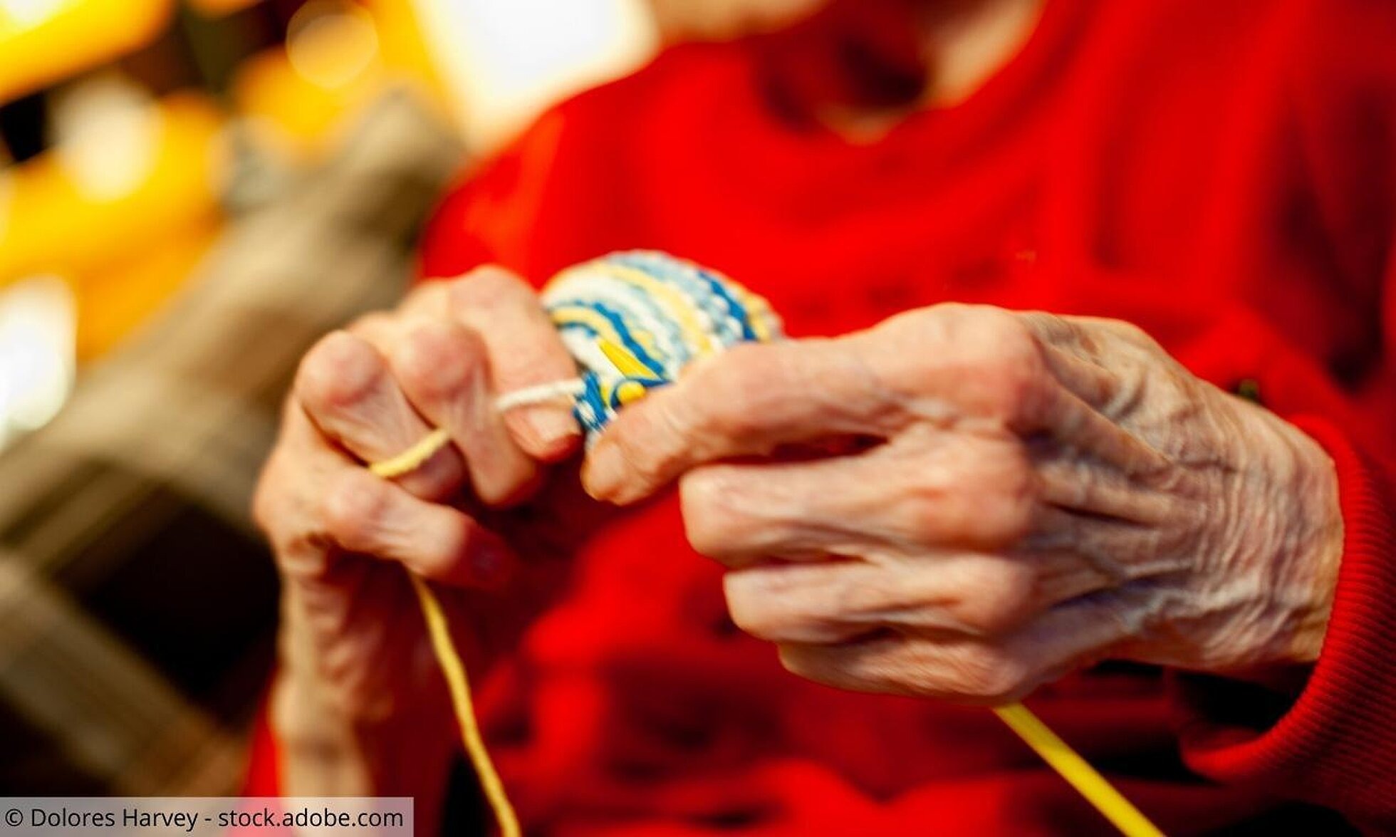 DünneSeniorin beim Stricken