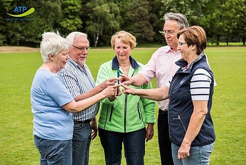 5 ältere Menschen machen eine Übung zur Koordination