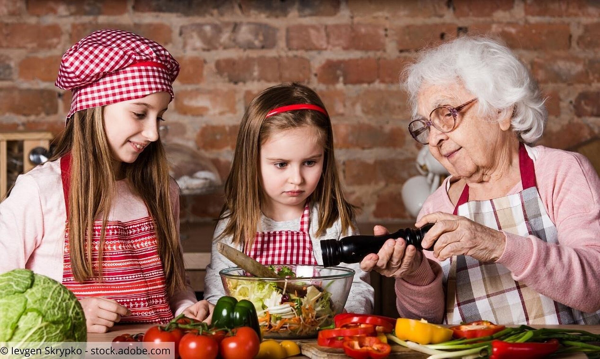 Großmutter und Enkelinnen kochen gemeinsam