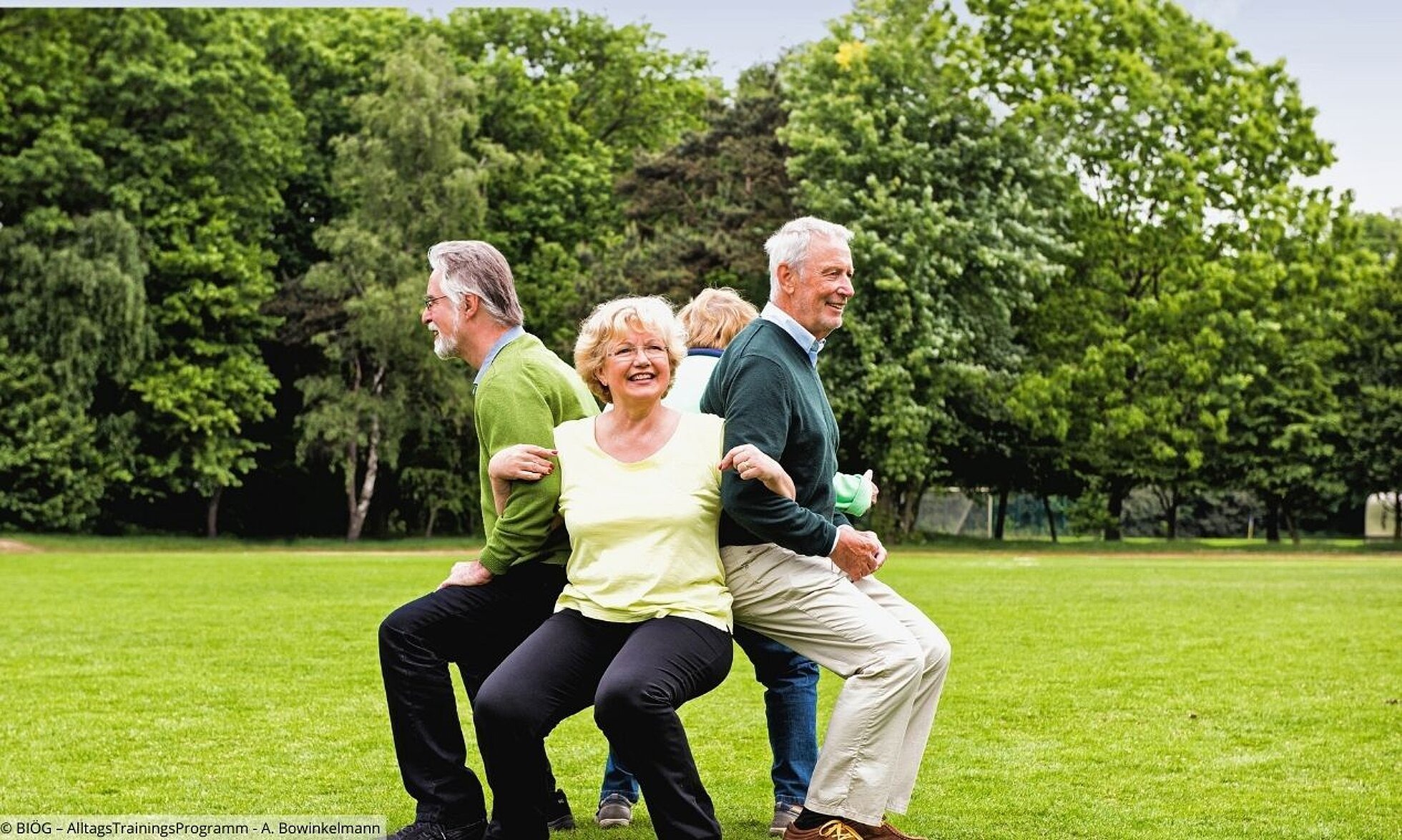 Seniorinnen und Senioren untergahkt gehen gemeinsam in die Hocke