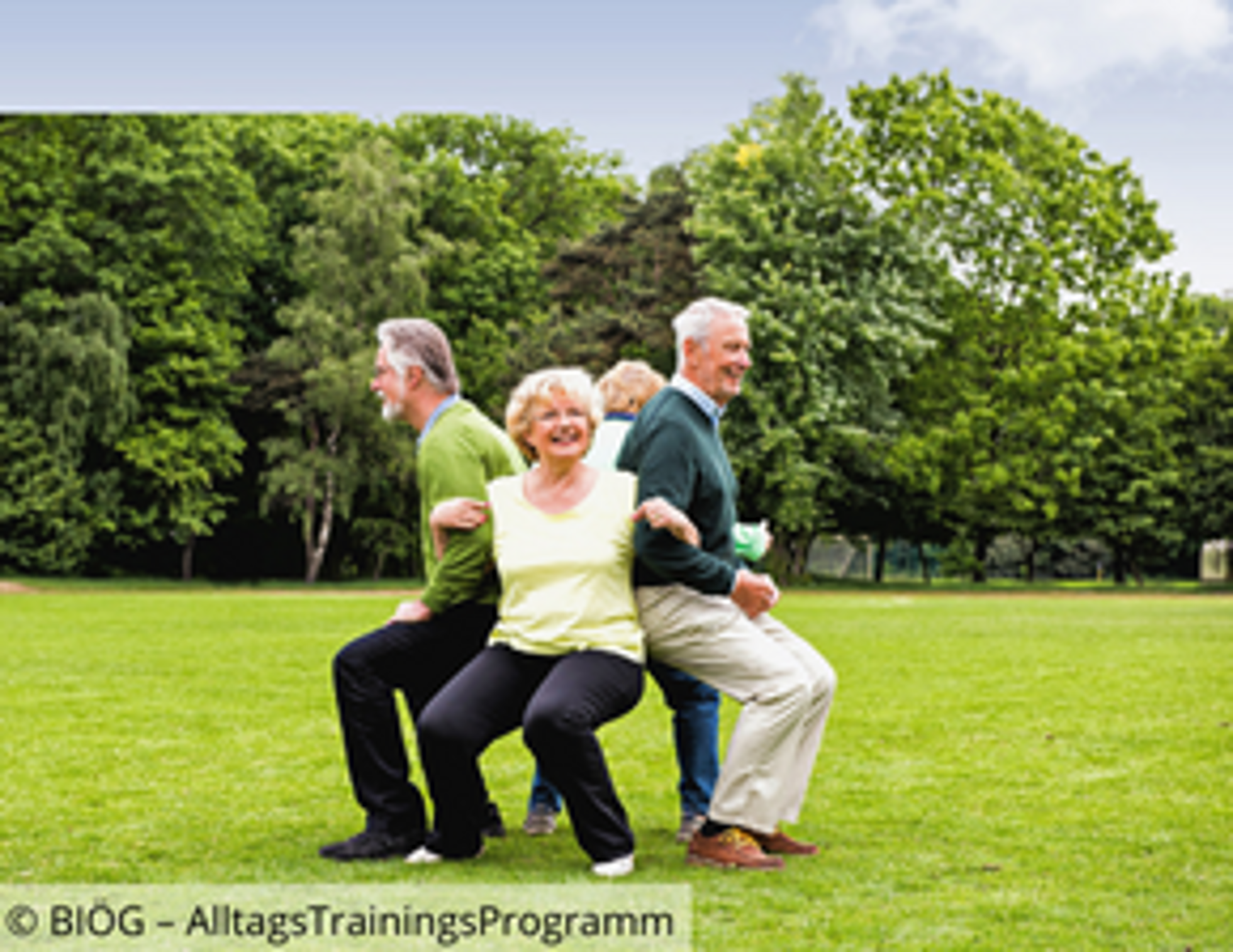 Gruppe von Seniorinnen und Senioren stehen Arm in Arm im Kreis