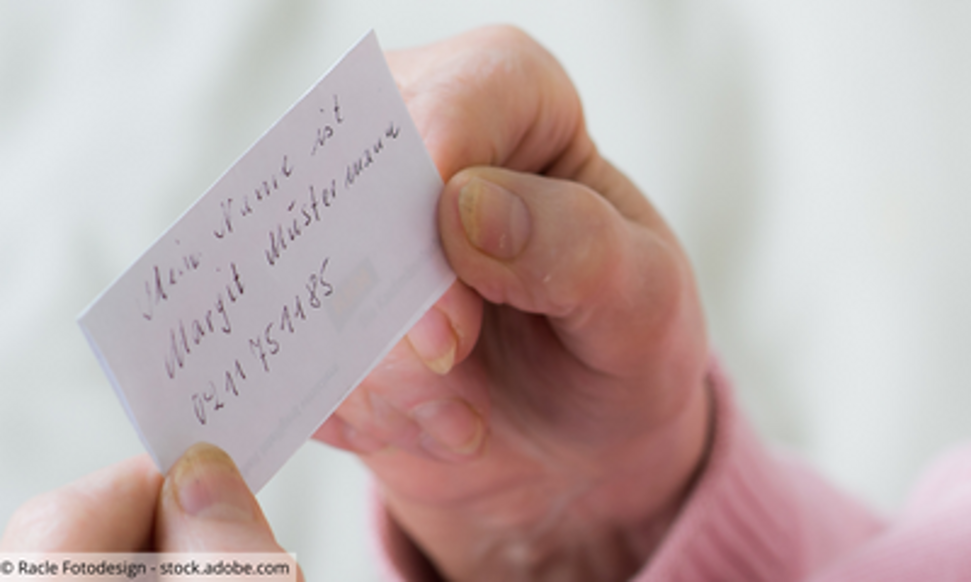 Notizzettel mit Name, Adresse und Telnr. in der Hand einer älteren Person