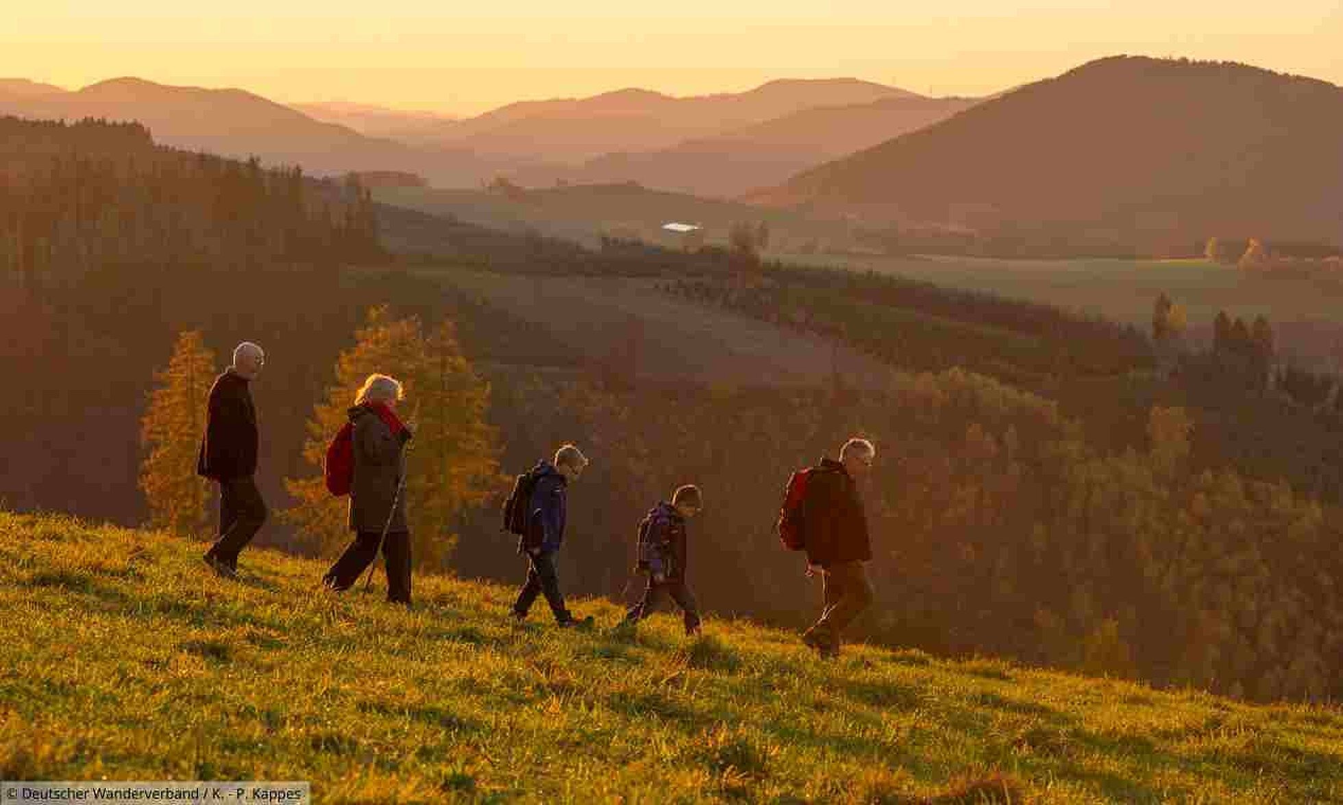 Gruppe von Wanderern läuft Berg hinunter