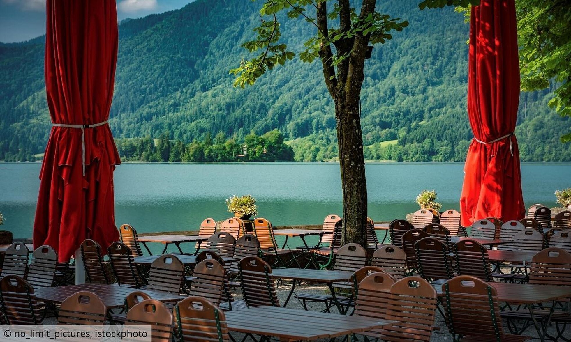 Leerer Biergarten am See