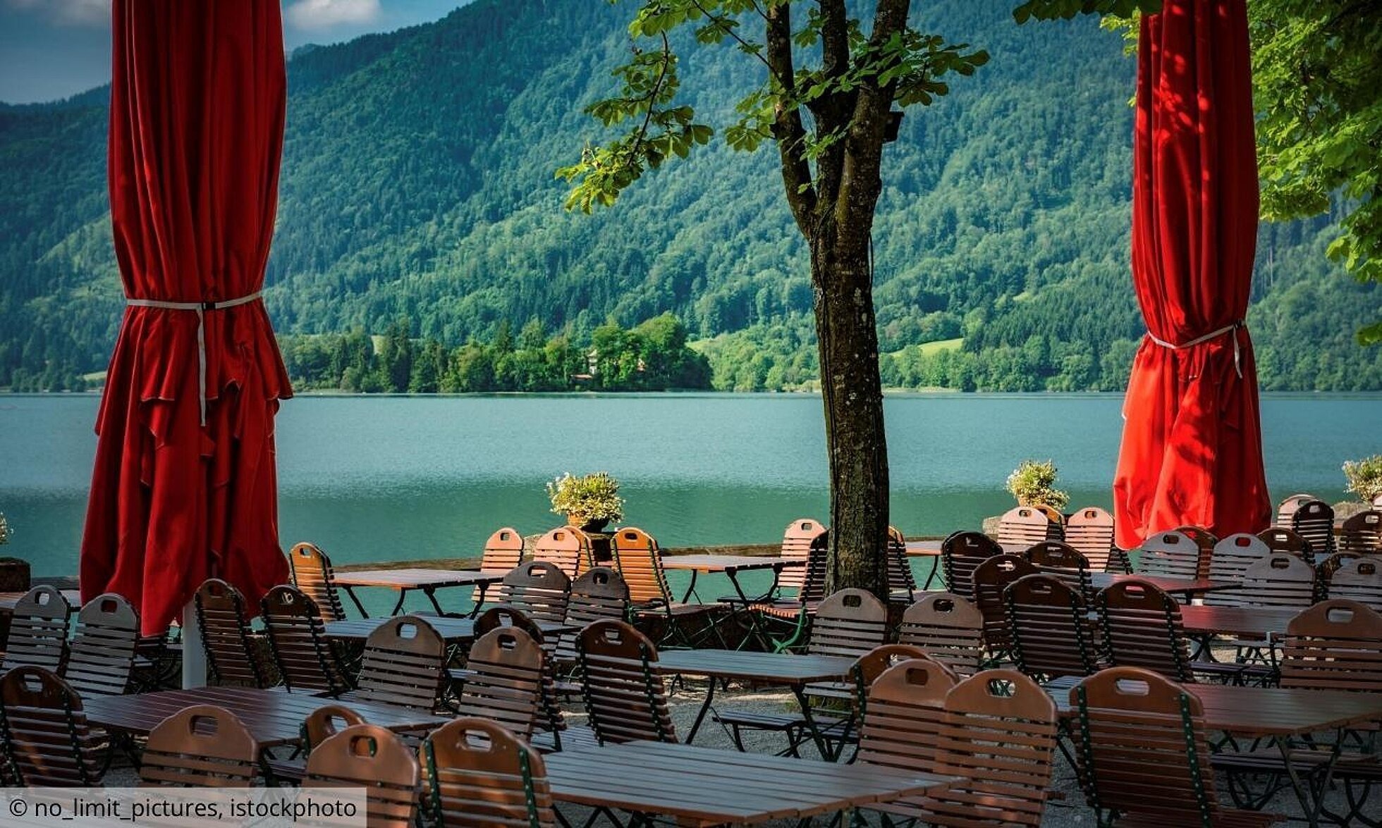 Leerer Biergarten am See