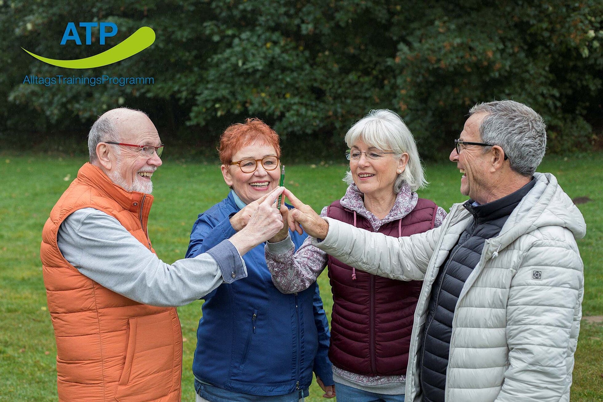 ATP-Dauerangebot Übung 6 4 ältere Menschen spielen Fingerspitzenspiel