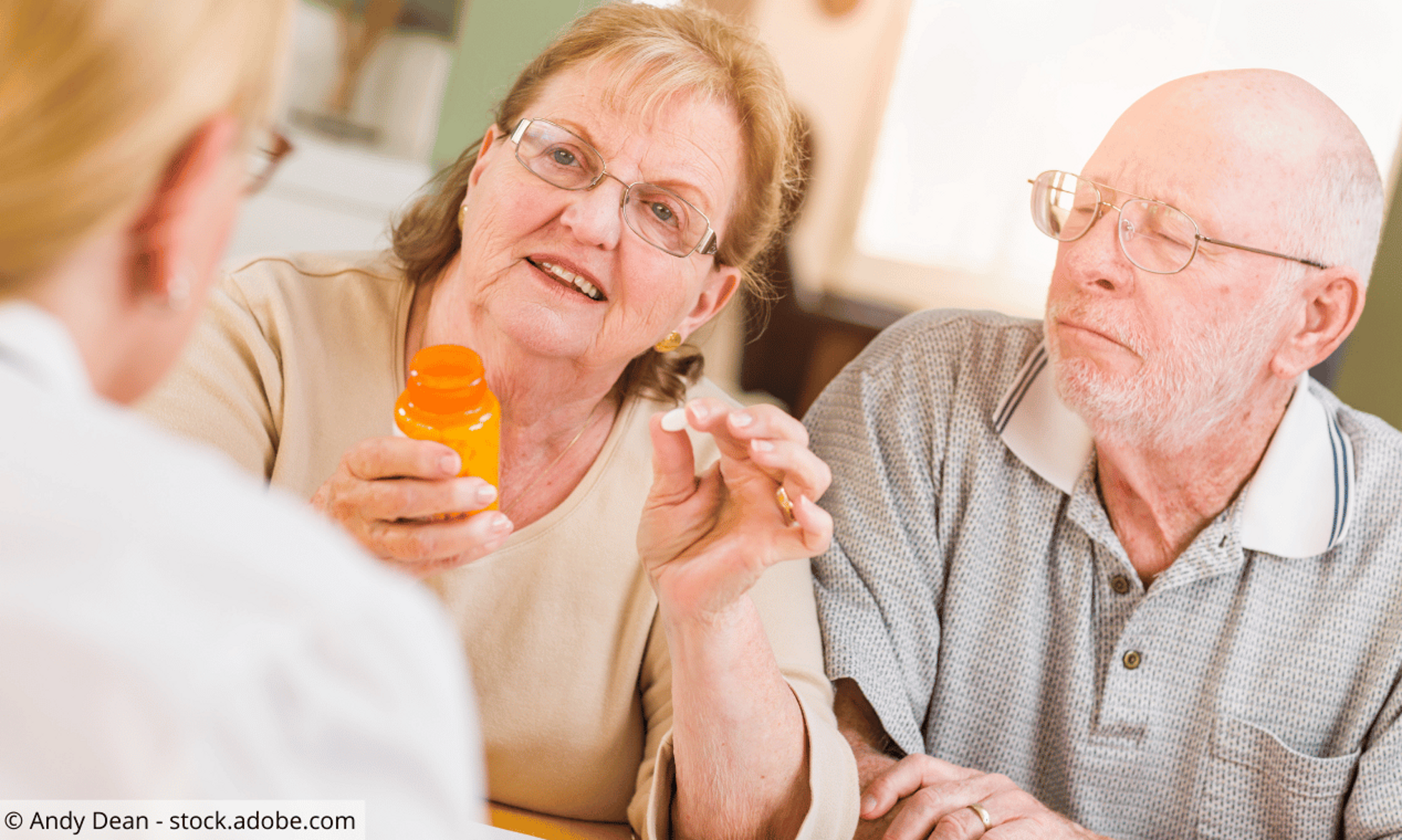 Älteres Ehepaar mit Medikamenten bei einer Ärztin