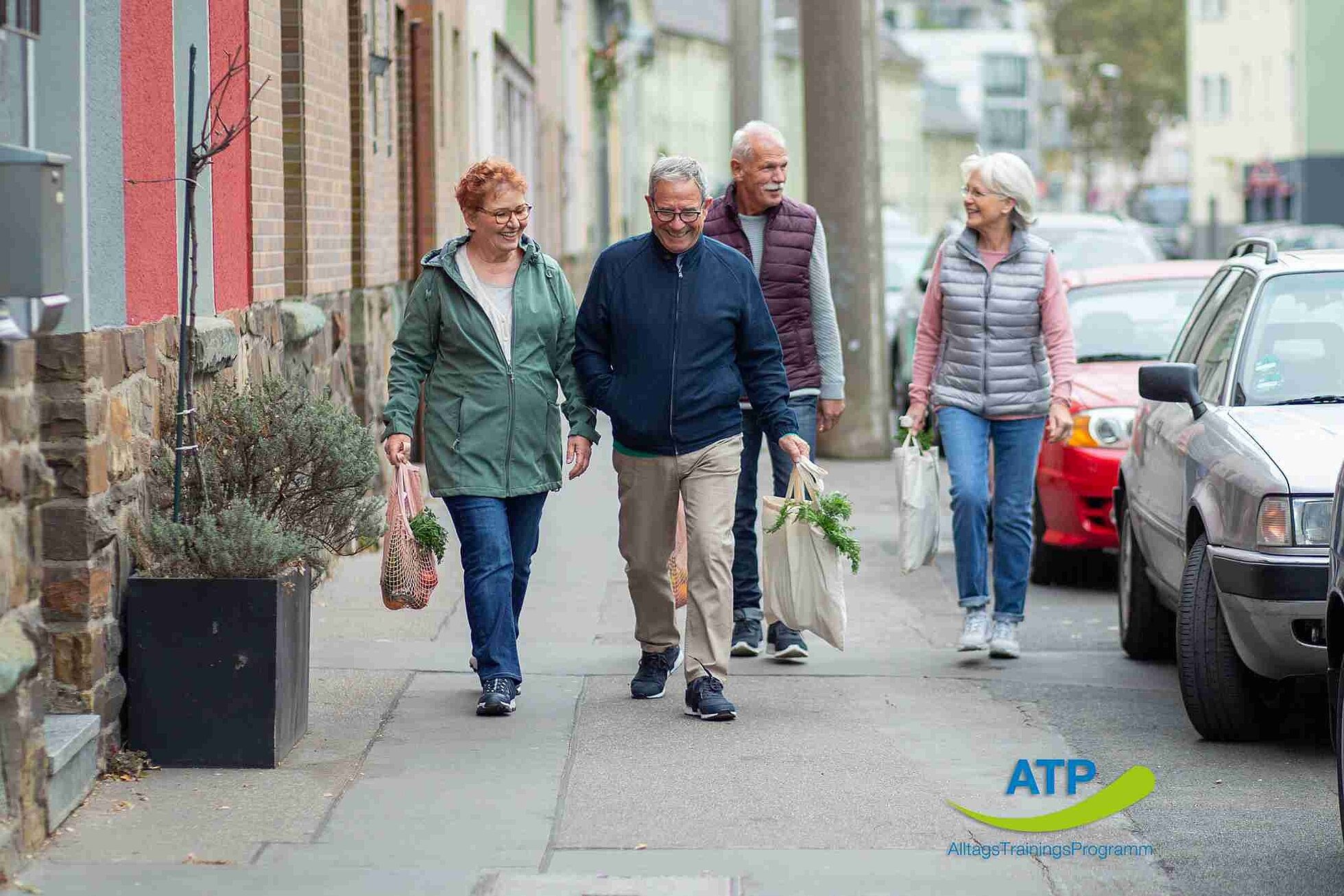 ATP-Dauerangebot Übung 2 4 ältere Menschen machen Kräftingsübungen mit ihren Einkaufstaschen