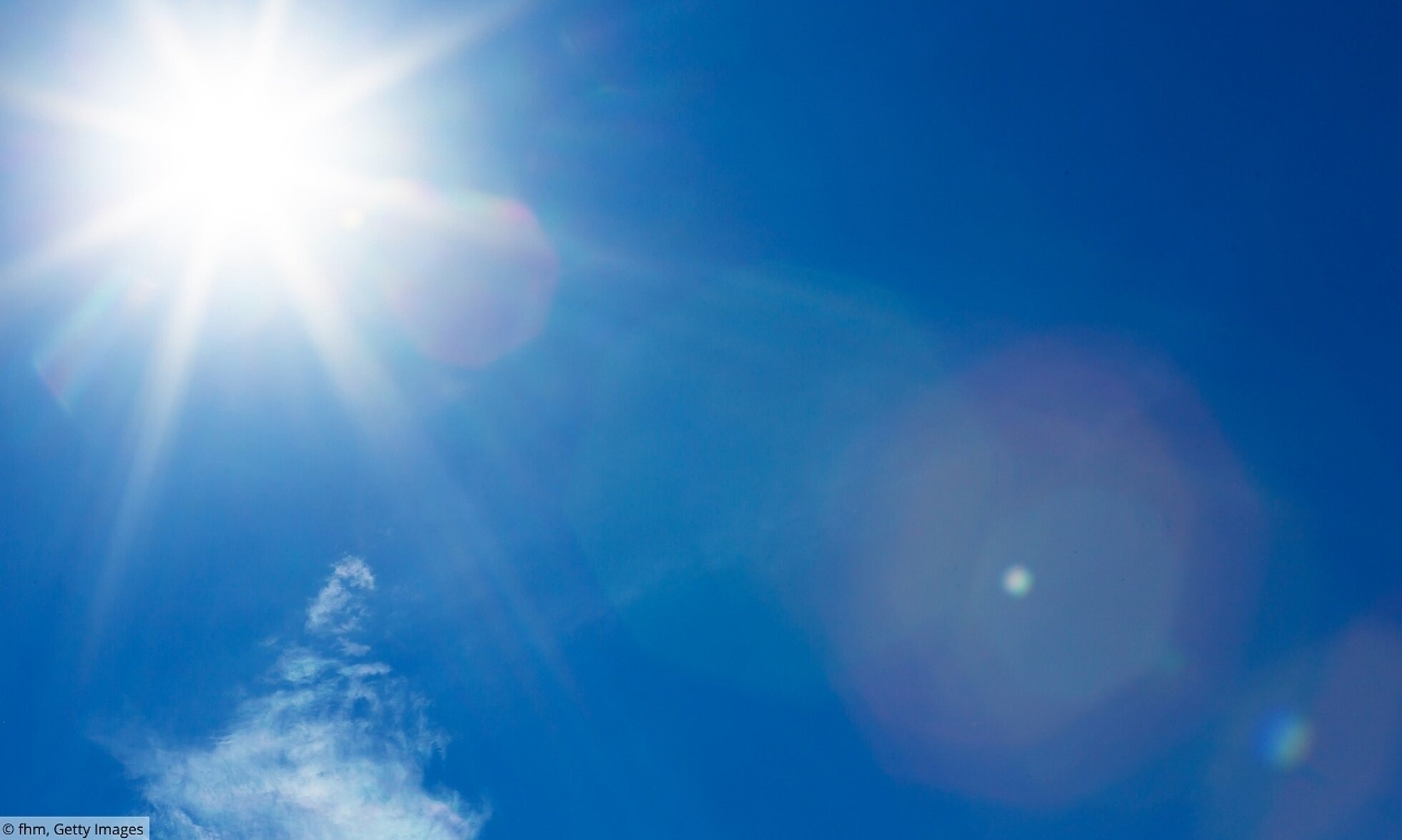 Blauer Himmel und strahlende Sonne