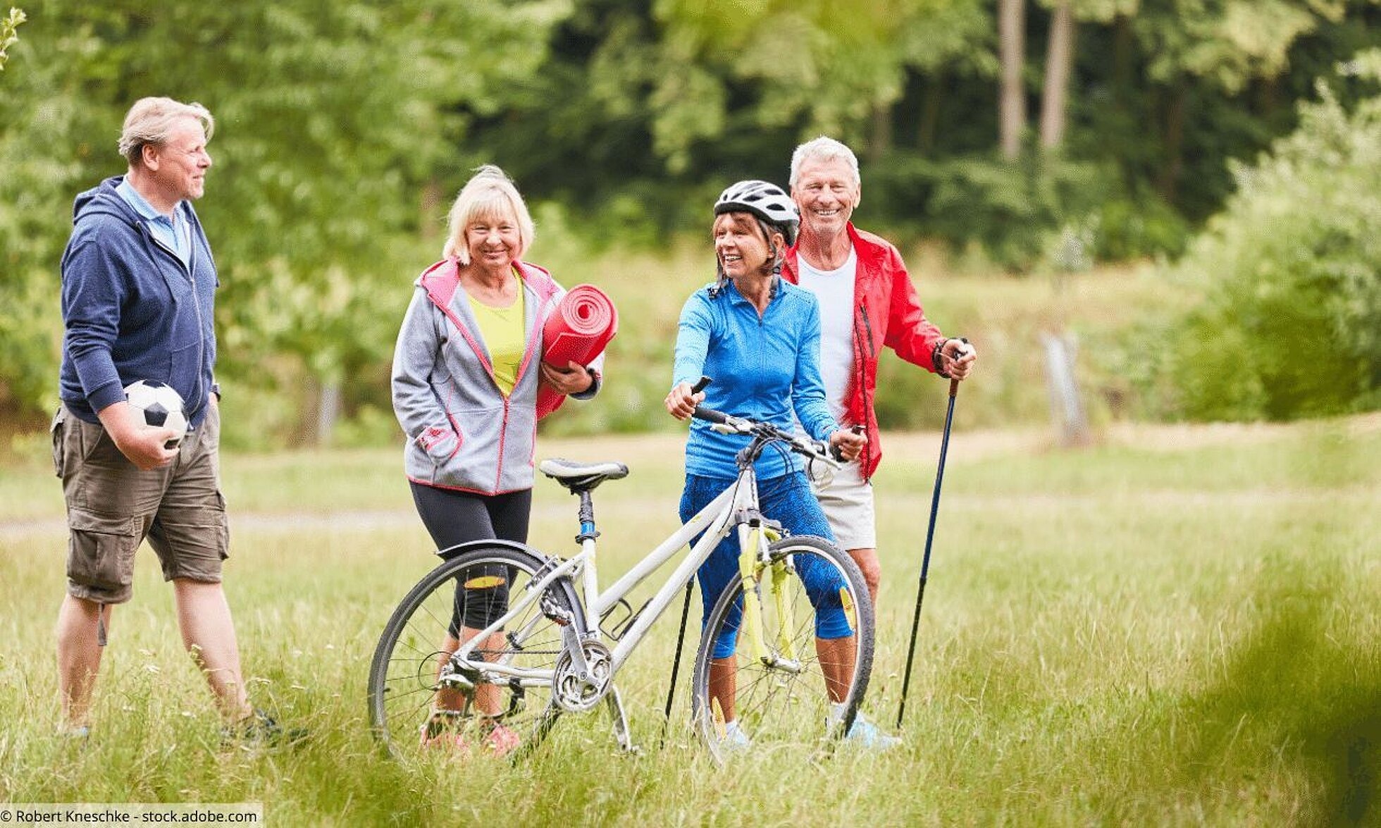 Was können Sie tun, um Demenz vorzubeugen? Eine Gruppe mit vier Seniorinnen und Senioren mit Fußball, Yogamatte, Fahrrad und Walkingstöcken