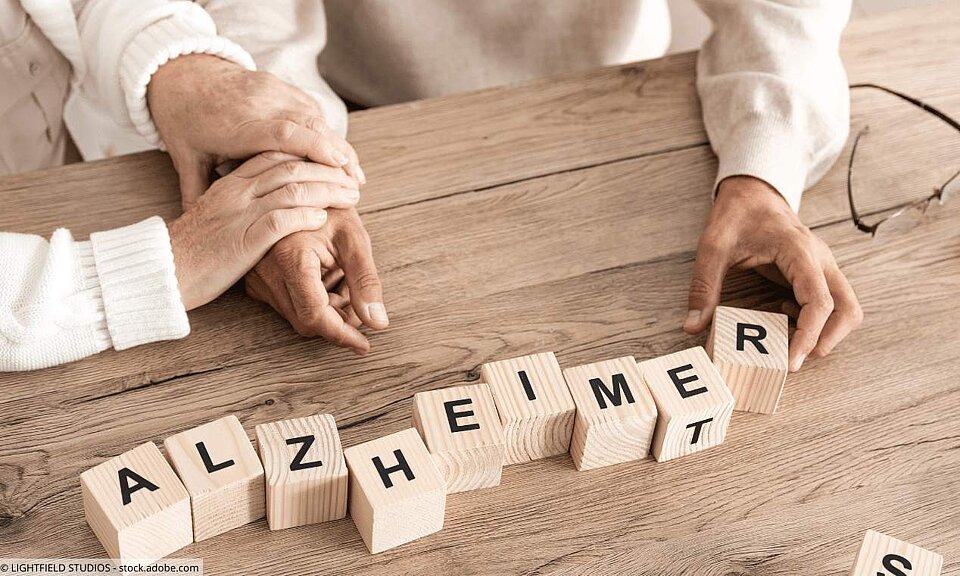 Alzheimertelefon Das Wort Alzheimer wird mit Buchstaben-Klötzen gebildet