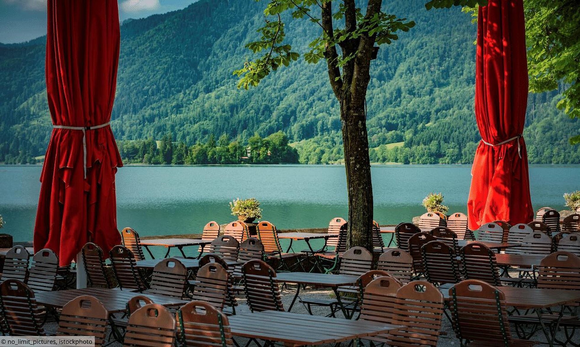 Alkohol im Alter Leerer Biergarten am See