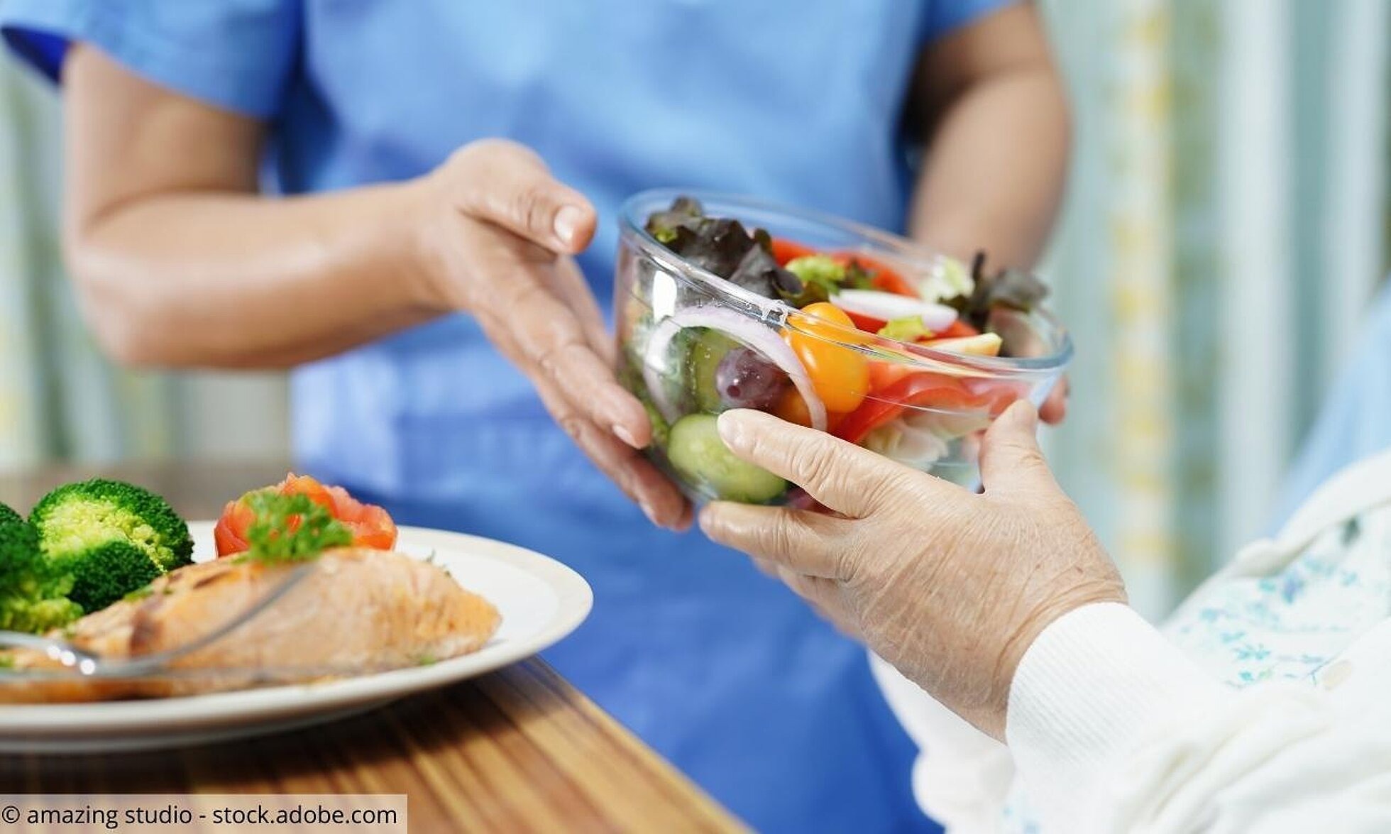 Krankenschwester gibt Patientin gesundes Essen