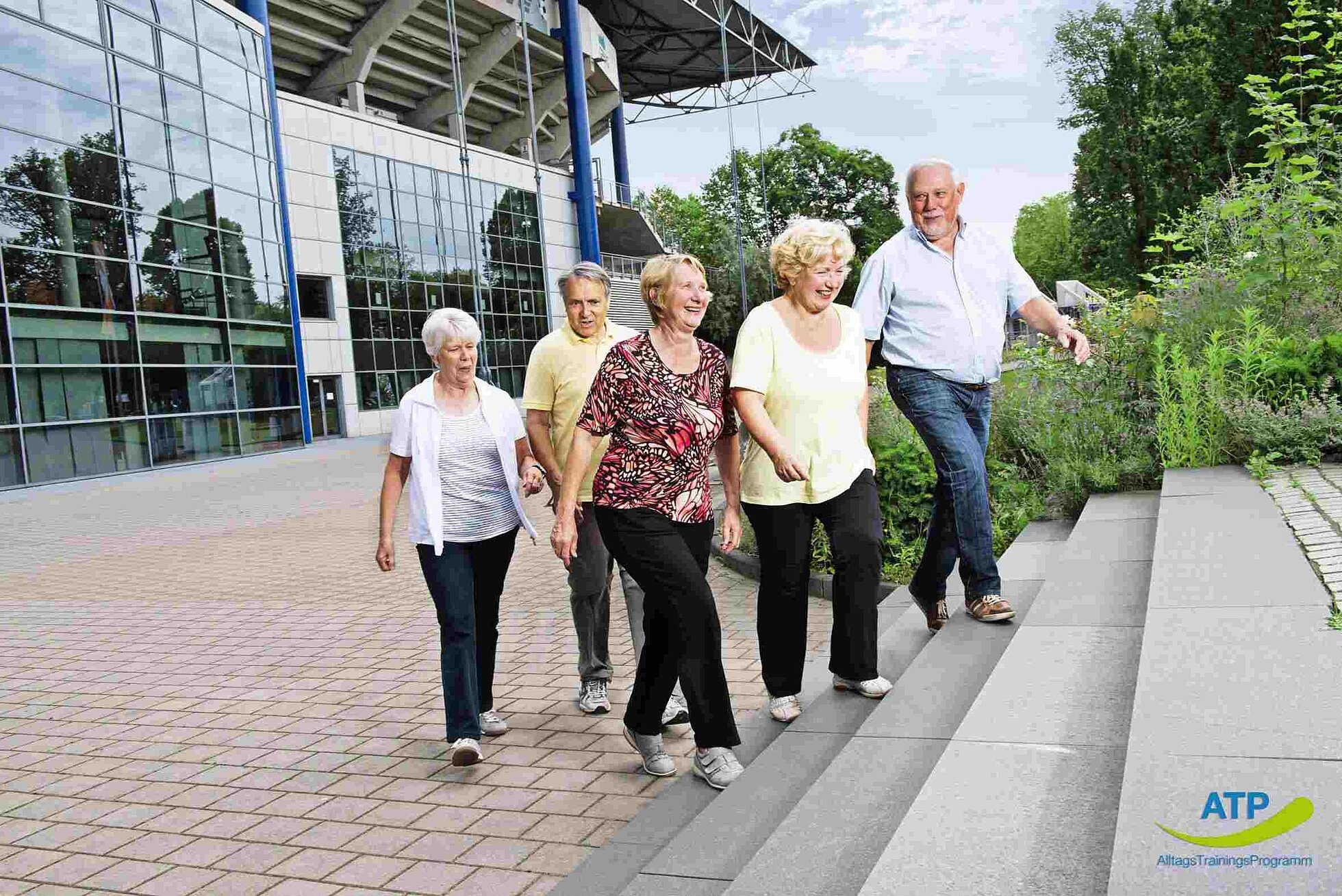 ATP Übung 7 5 ältere Menschen gehen eine Treppe hinauf