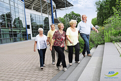 5 ältere Menschen gehen eine Treppe hinauf